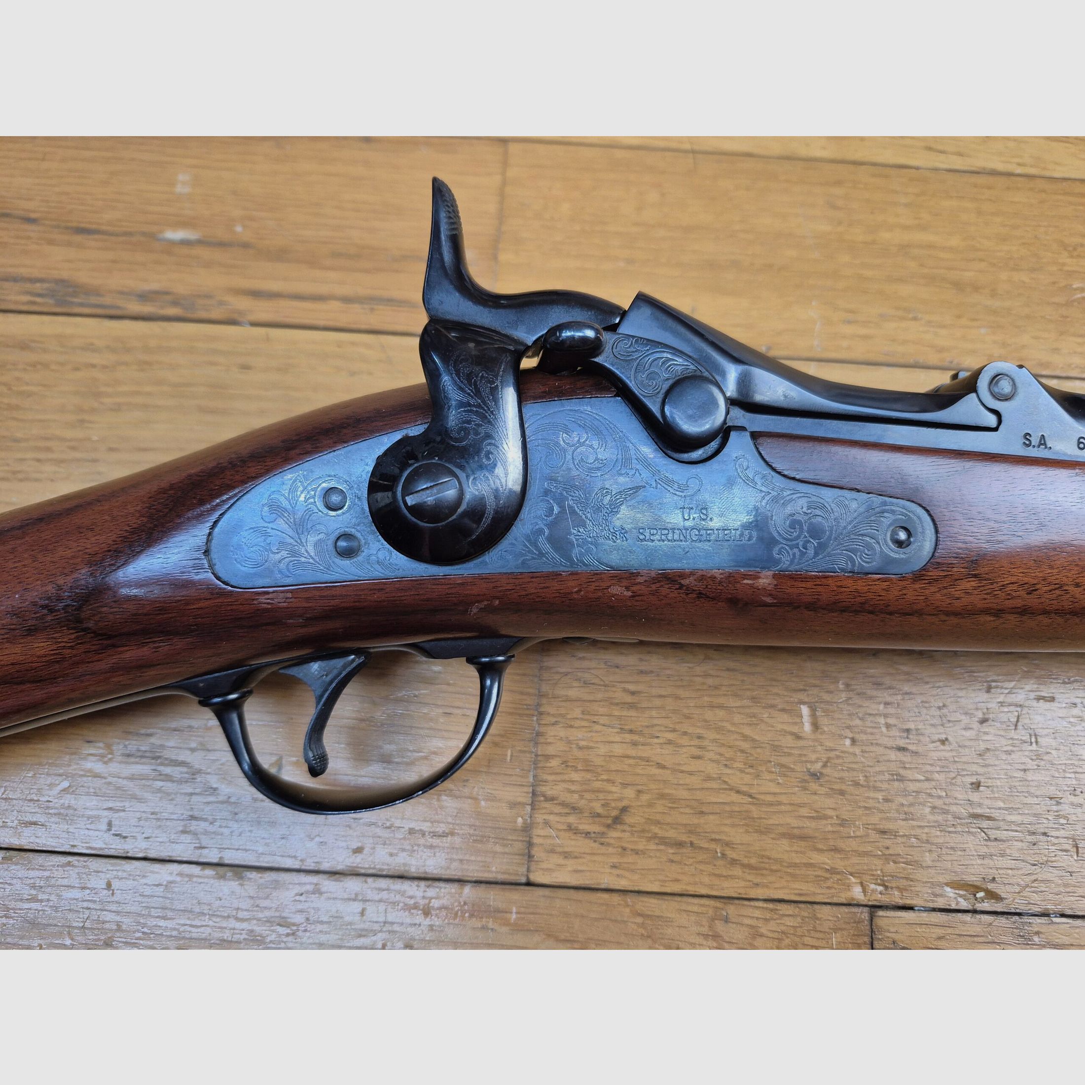 Wunderschöne Springfield Trapdoor Repetierbüchse Modell 1873 – Offiziersmodell – US-Herstellung von Harrington & Richardson – Waffe von 1973 – Kaliber 45-70 Gvt – Die Waffe von Little Big Horn – Hervorragende Verarbeitung – Hochwertiges Holz und marmorierte Metallteile – Mechanik in Top-Zustand – Neuer 22 Zoll Lauf – TBE+++, Bild 4 von 39