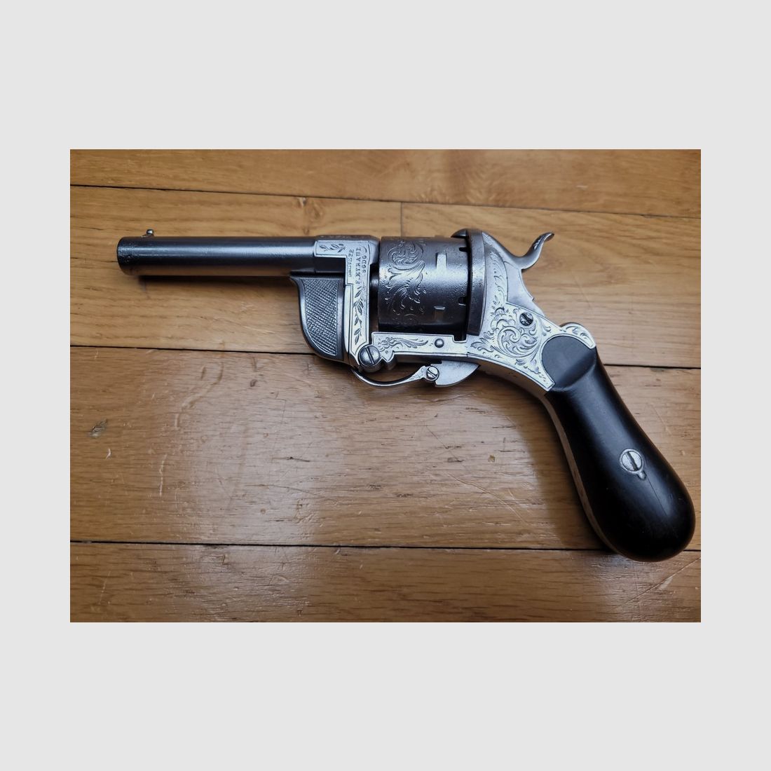 Revolver poco comune con sistema Eyraud – canna basculante attorno a un asse – calibro 9mm a percussione – sei colpi – incisioni – BE/TBE, immagine 6 di 17
