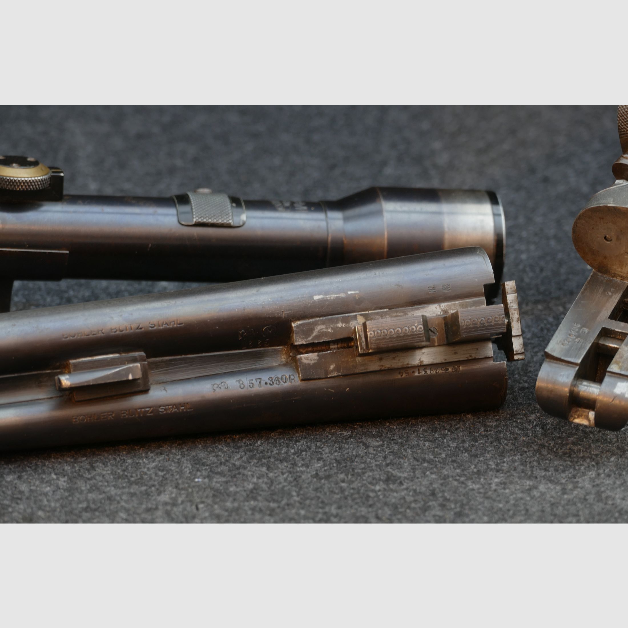 Hahnbüchsflinte aus Ferlach, Kal. 8×57 R‑360 / 16/65, Zielfernrohr Kahles Wien H/4×, Leder‑Passkoffer, Matrizen, Hülsen und Geschosse (173)