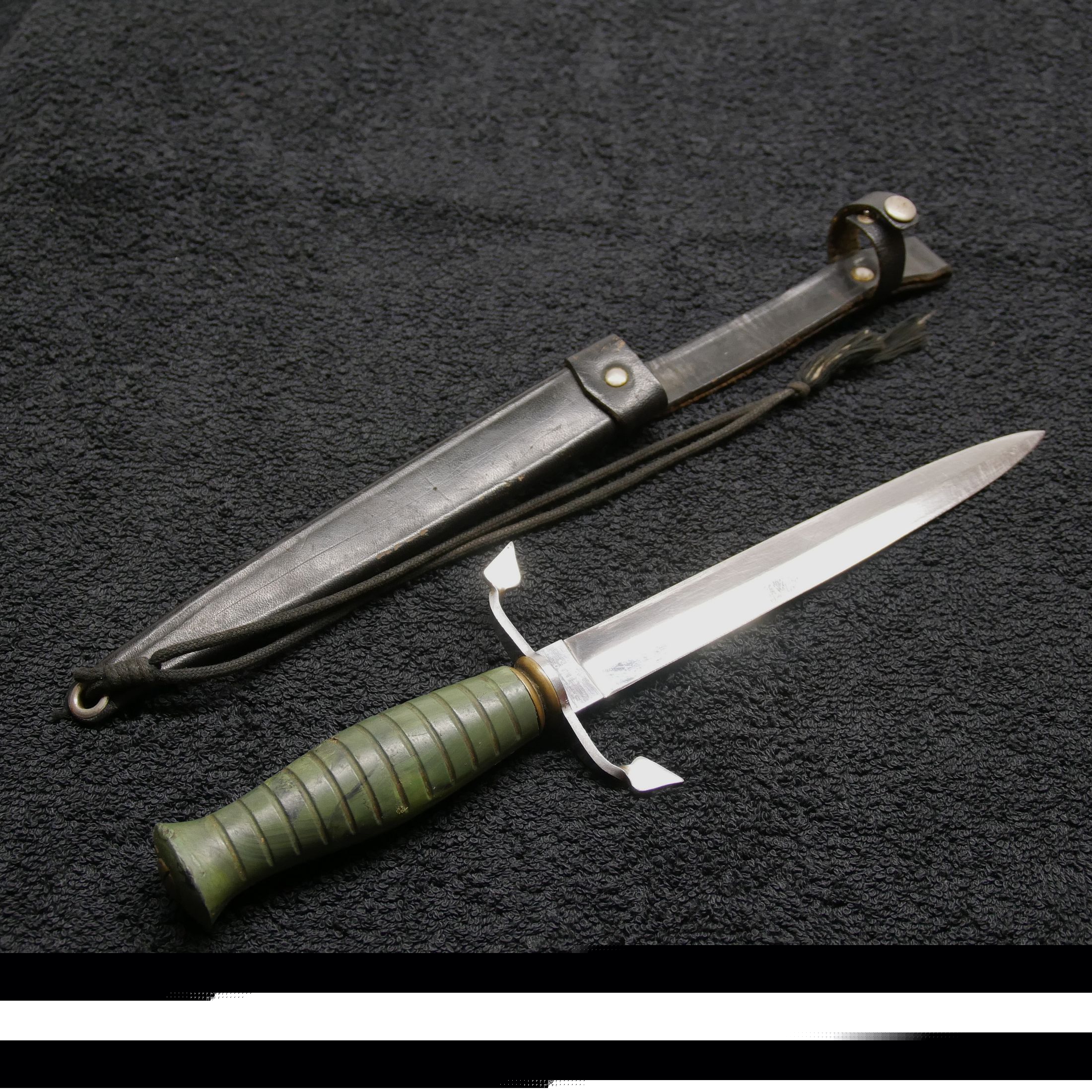 Dolch con funda de cuero, mango verde, antigüedad desconocida