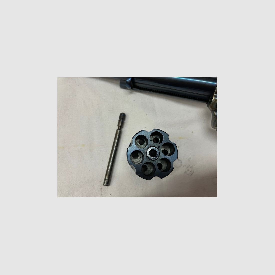 Raridad "HEGE Mod. Army 1873, Cal. .45 corto Knall" Raridad