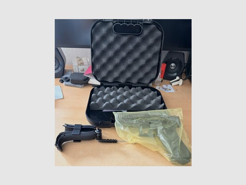 Glock 17 Gen 5 SV caliber 9mm P.A.K. with corresponding accessories, still factory oiled, new in original packaging in original Glock case