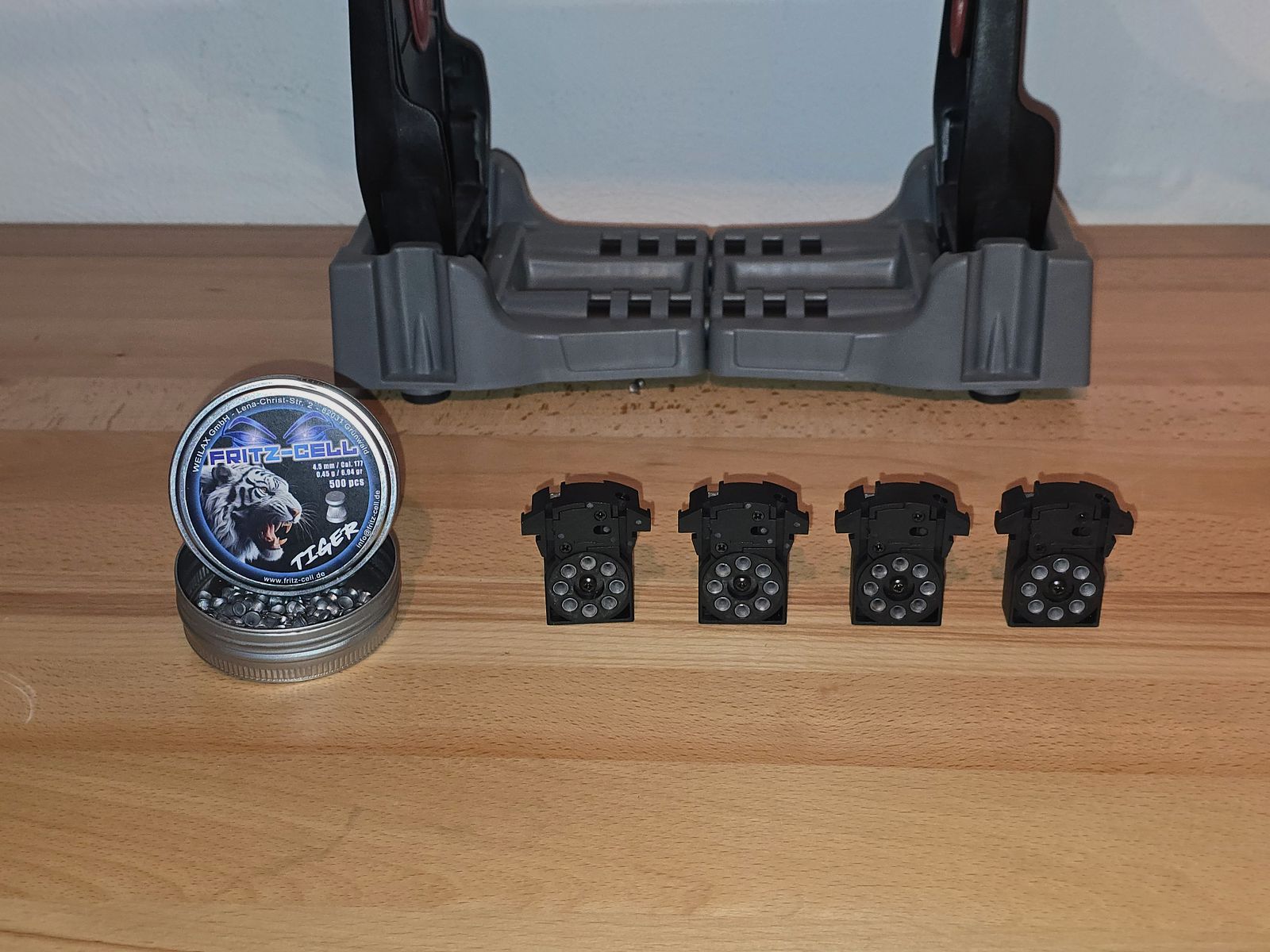 Carabina de aire comprimido GAMO MULTISHOT 8 disparos, con mira abierta en calibre 4,5 mm con 4 cargadores