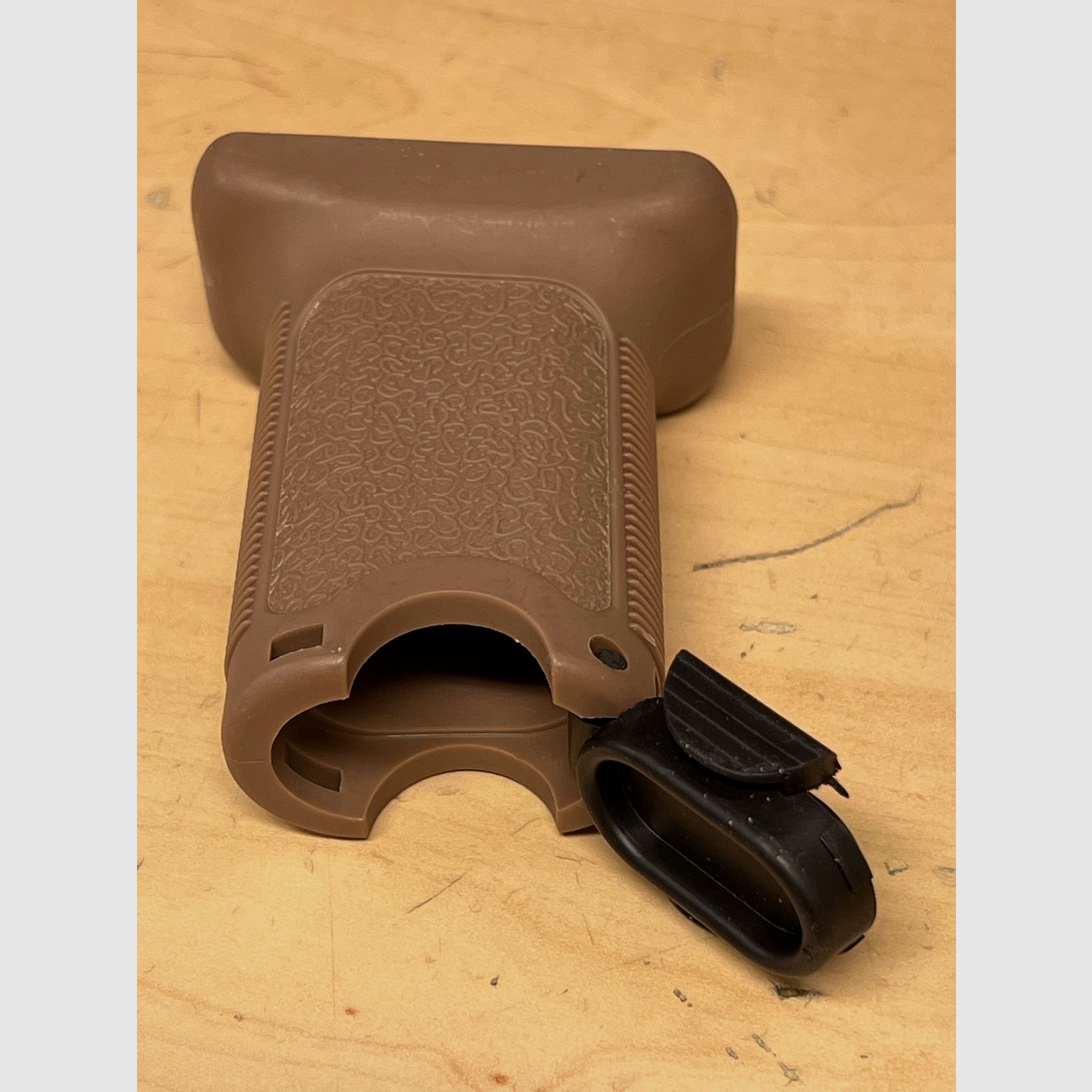 Poignée avant pour Airsoft version angulaire en Dark Earth Key - MOD Type 4