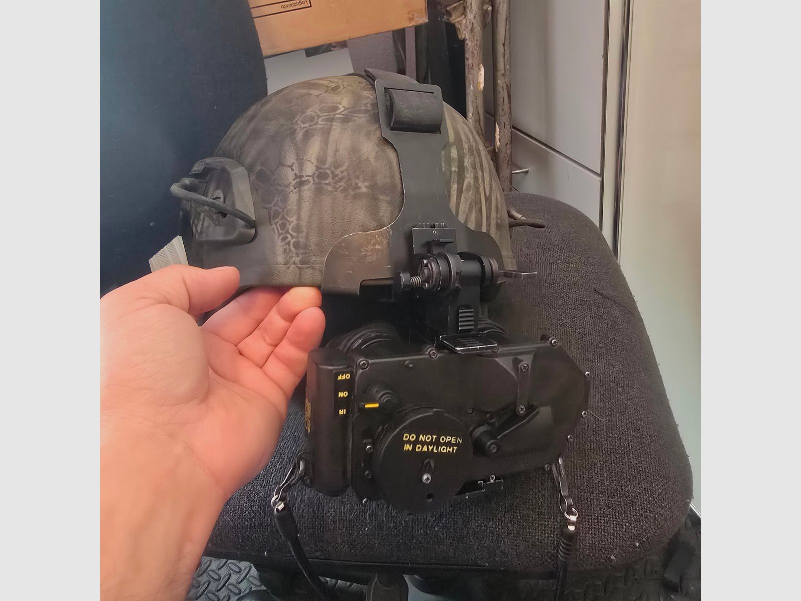 Nachtsichtgerät Restlichtverstärker mit Helm-Montage und Tragekappe, also zum Tragen ohne Helm