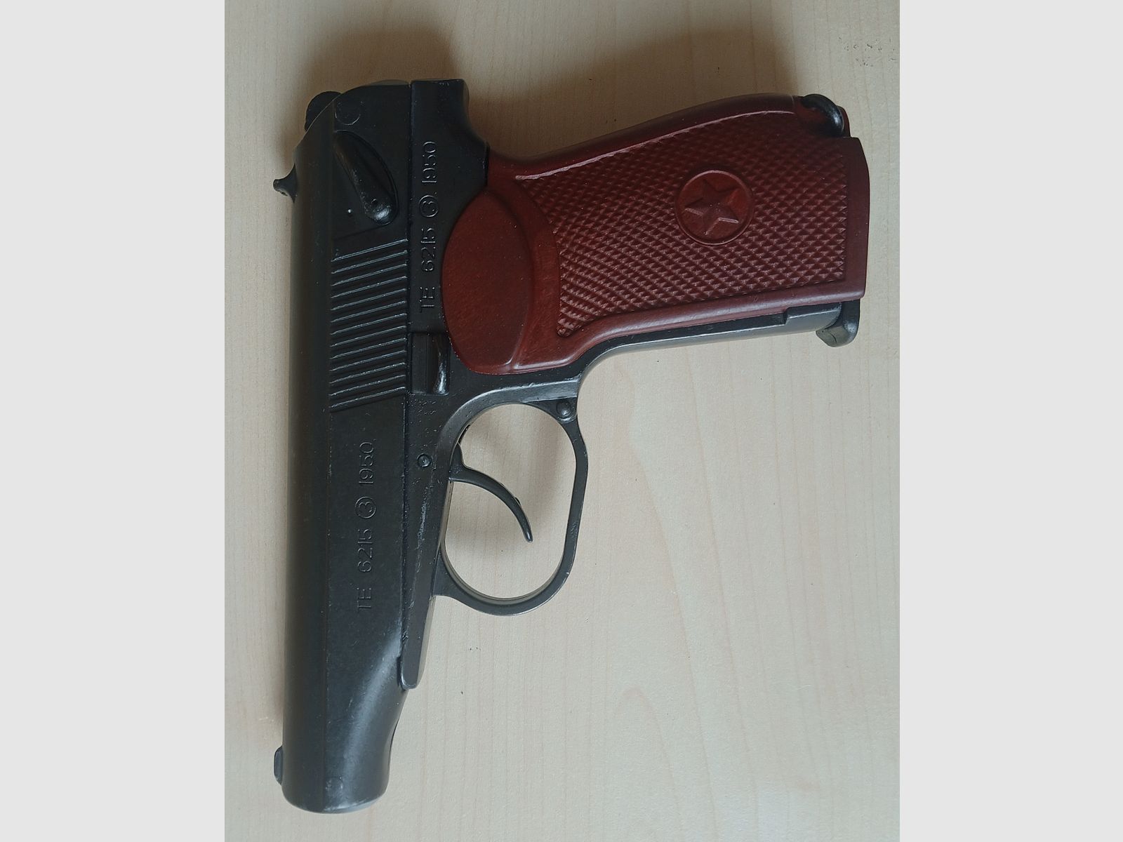 AK47 und Makarov von Denix Dekowaffen.