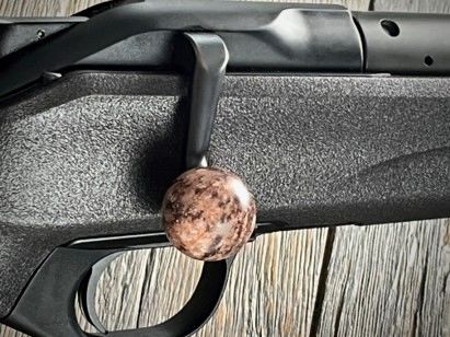 JÄGERSCHMUCK - Kammergriffkugel für Blaser R8 – rosa Granit