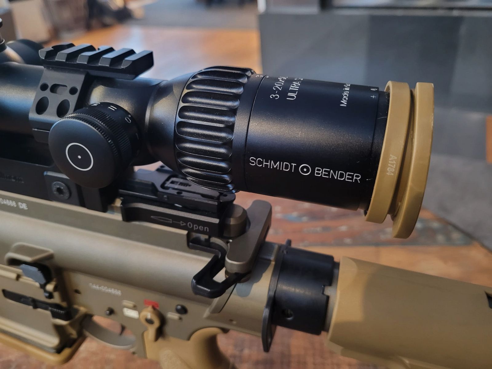 H&K Selbstladebüchse Mod. MR308A3 (RAL8000) 20 mit Anbauteilen G28 10 Schuss Magazin und Schmidt & Bender 3-20x50 PMII Ultra Short & div. Zubehörteile