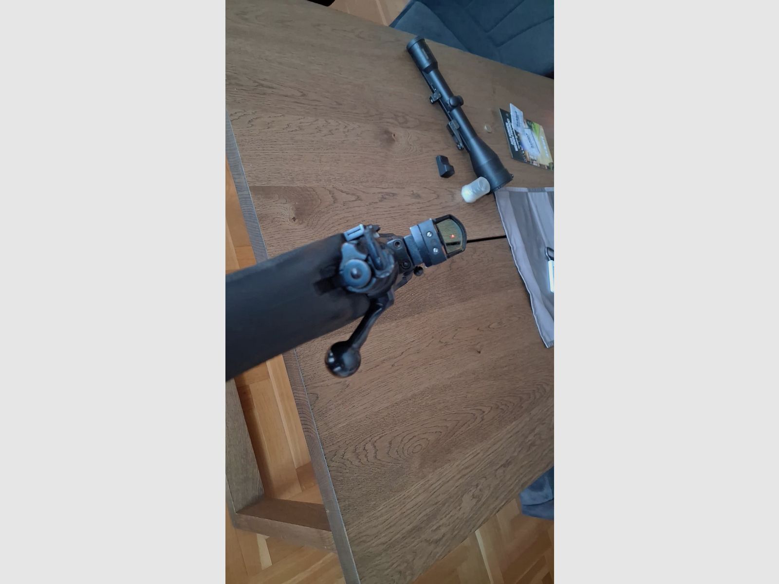 Mauser 98 „Forest“ in calibro 9,3x62 – pacchetto completo (Swarovski 8x56 + Docter Sight)