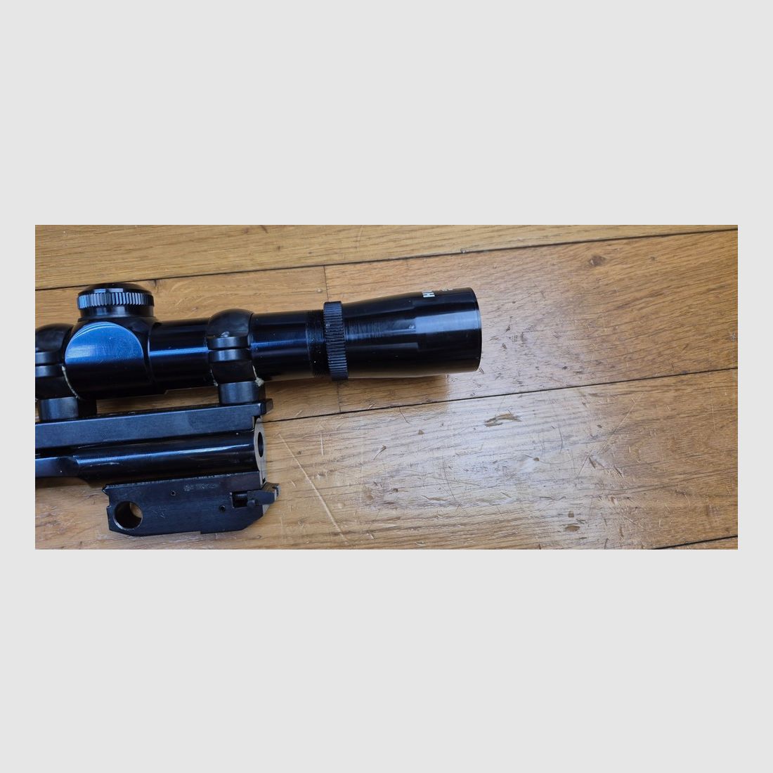 Prachtige en zeldzame loop voor Thompson Center Pistol – Model Contender – 10 inch loop – Zeldzaam kal. 222 Rem! – Rochester Arms – Prachtige achthoekige loop met schitterende groeven – Hunter Japan richtkijker 2.5 x 20 in staal – 100% staalmontage Leupold – Originele achtervisier inbegrepen – 100% bluing – Mooi stuk voor training en precisie! – TBE+++, afbeelding 20 van 24