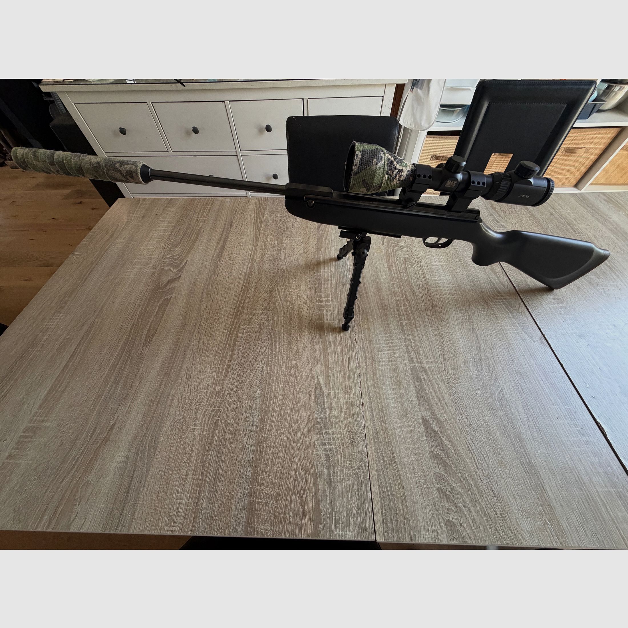 Carabine à air Weihrauch HW30K avec lunette de visée et silencieux.