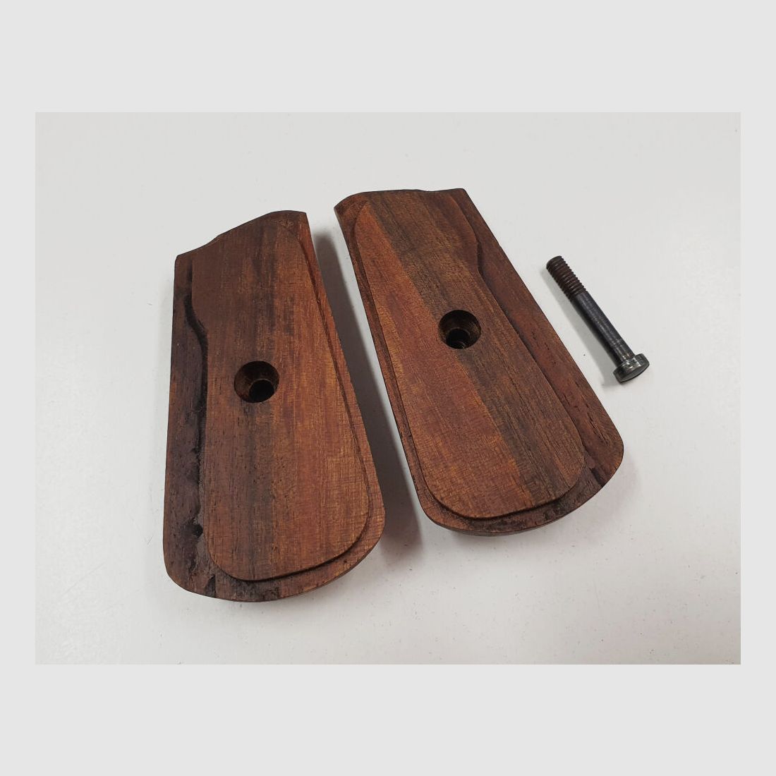 Set di impugnature Original Mauser Oberndorf [29B] destra / sinistra + boccola e vite per MAUSER C96 Bolo nuova produzione