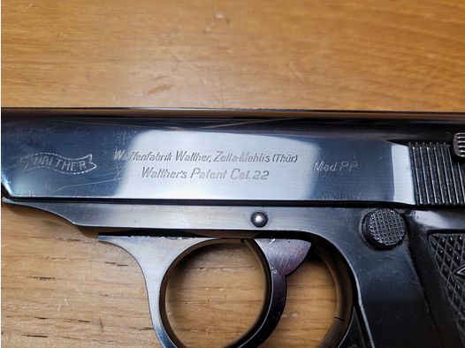 Très beau pistolet Walther PP – Rare cal. 22LR en fabrication Walther Zella-Mehlis – Arme du début 1938 – Civil – Splendide bronzage d&rsquo;origine à 97% – Canon miroir neuf – TBE +