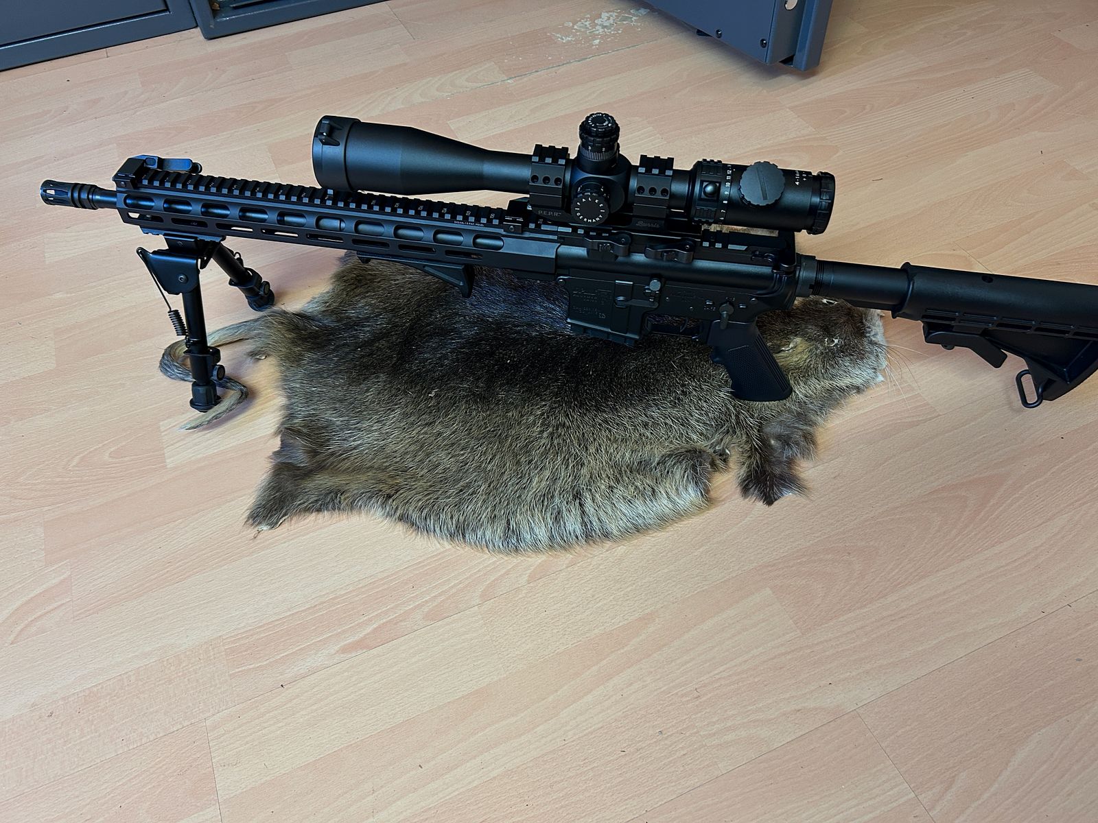 Selbstladebüchse AR15 DPMS Panther Arms mit Zielfernrohr