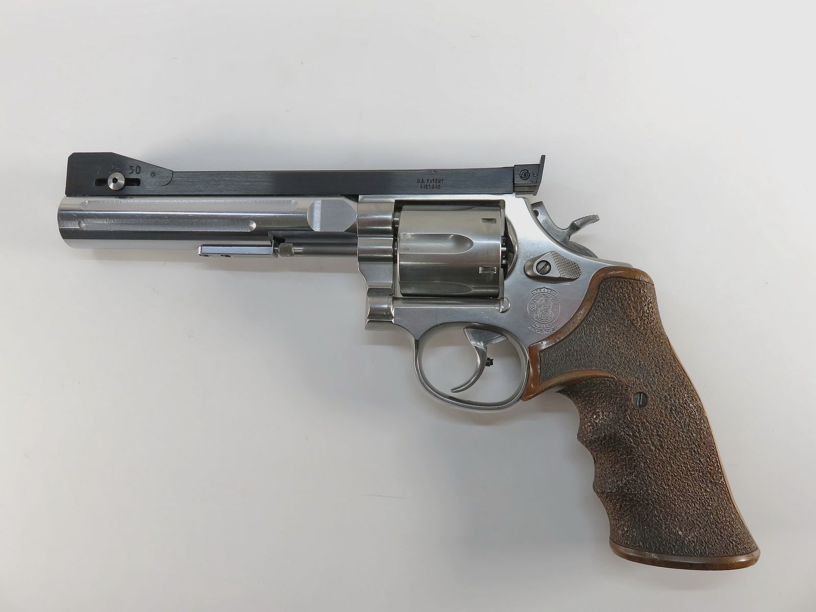 S&W 686-4 | 6 inches | .357 Mag / .38 Spec. | Bull Barrel | Aristocrat 3-position sight | Nill grip