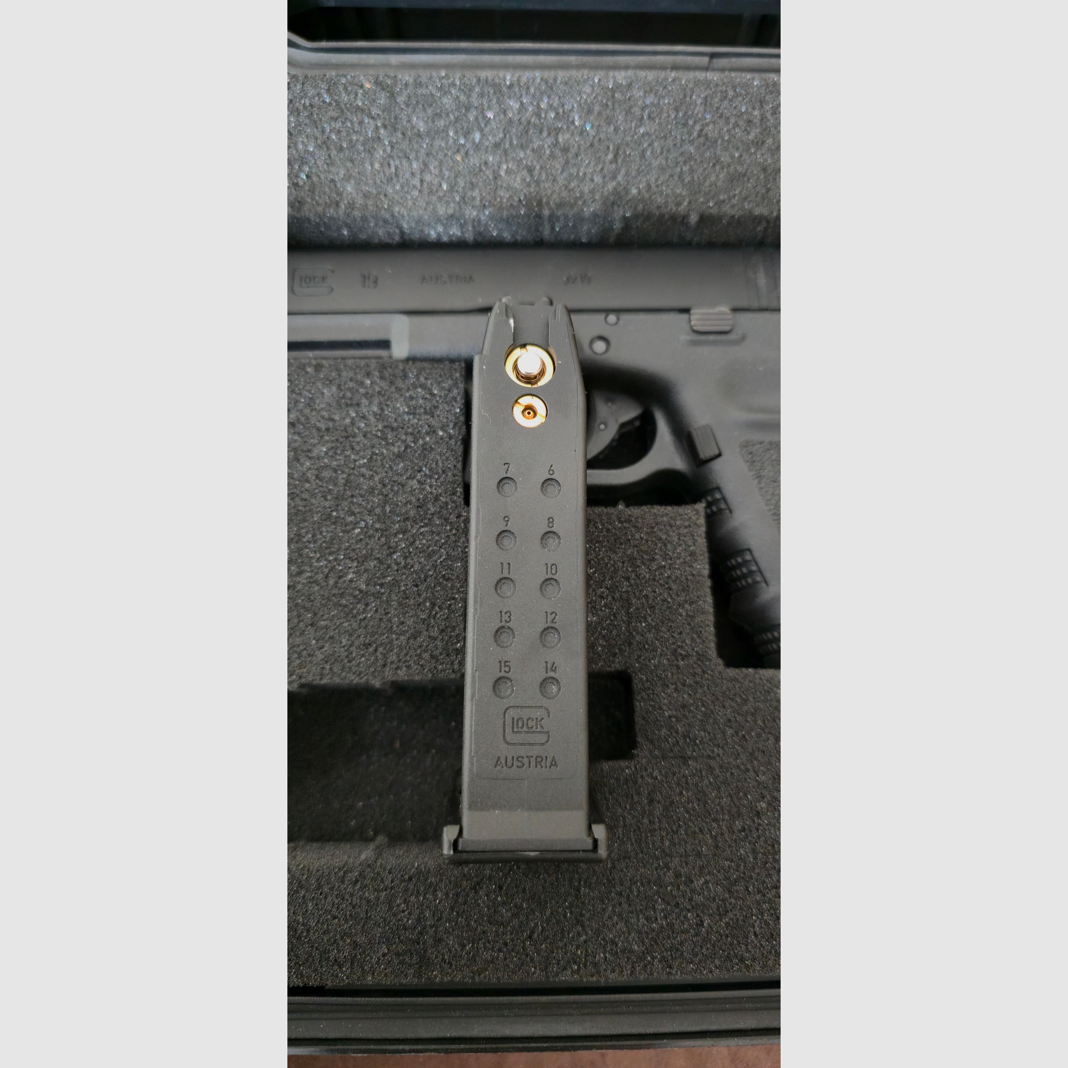 Glock 19 Gen 4 GBB + case