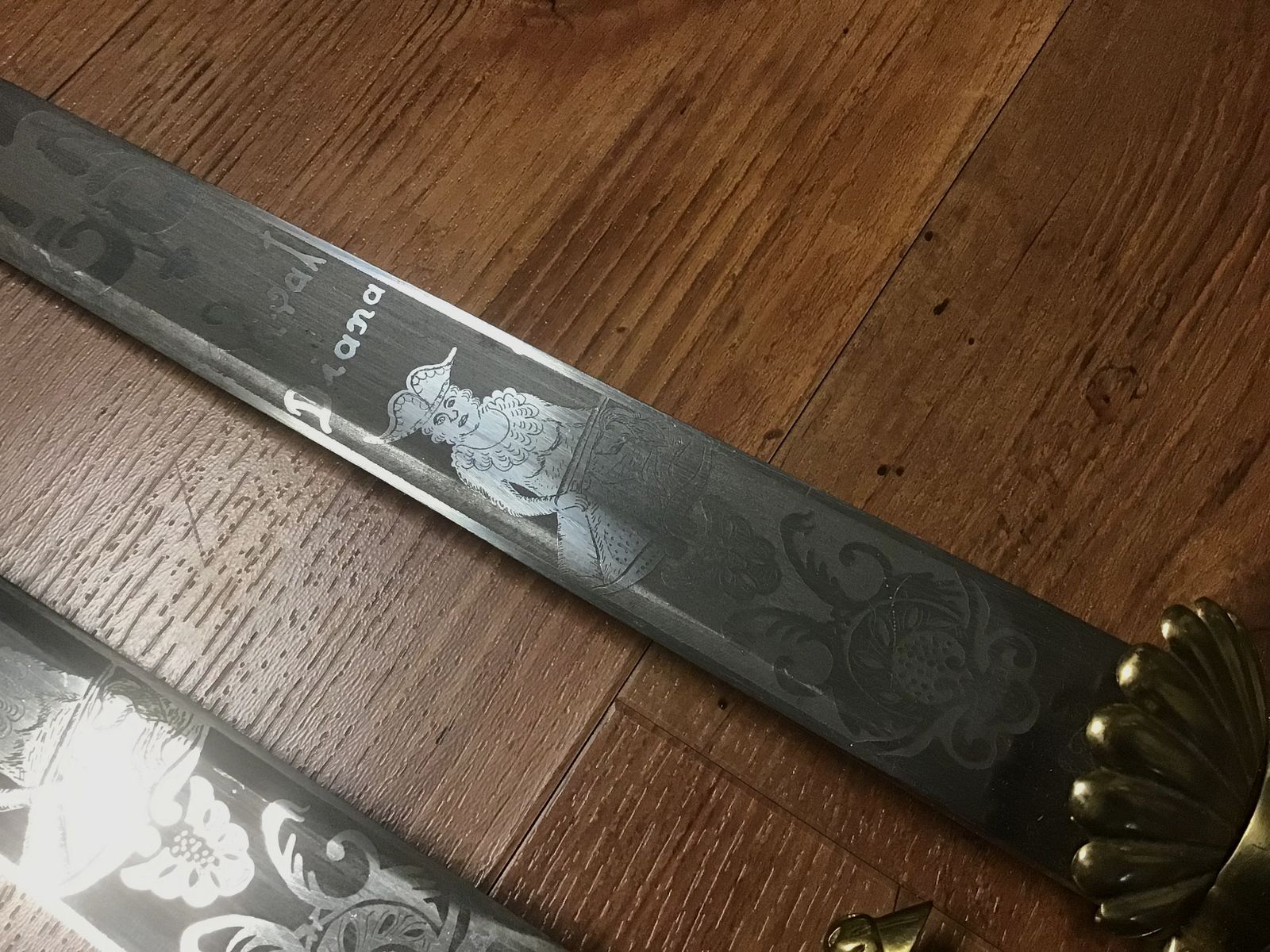 2 beaux couteaux de chasse presque épées avec l'inscription Vivat Diana