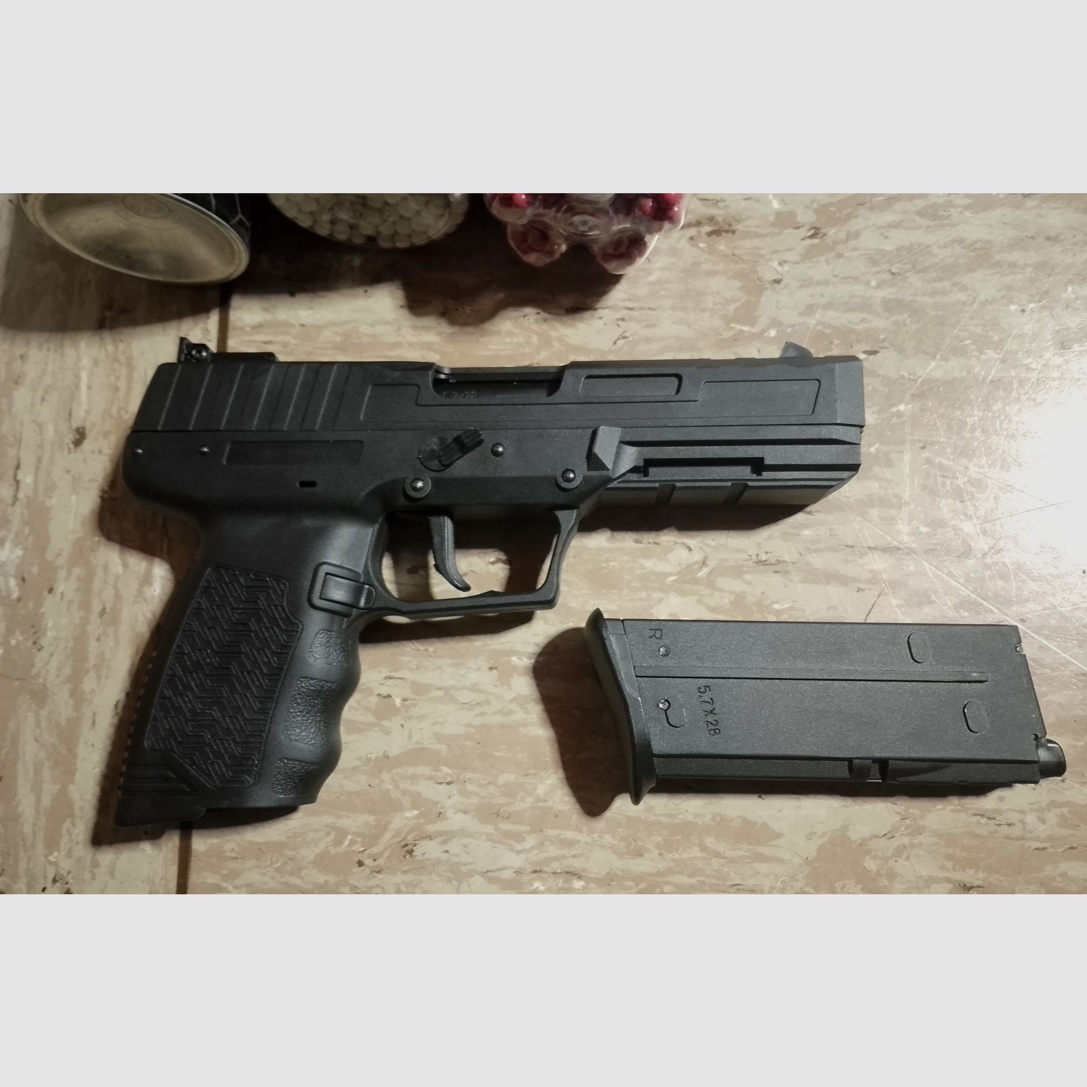 Kli Maverick GBB Gas Blow Back Airsoft Pistole mit Zubehör Greengas + Stahl + 0,20g H&K + ASG  BB's Set 