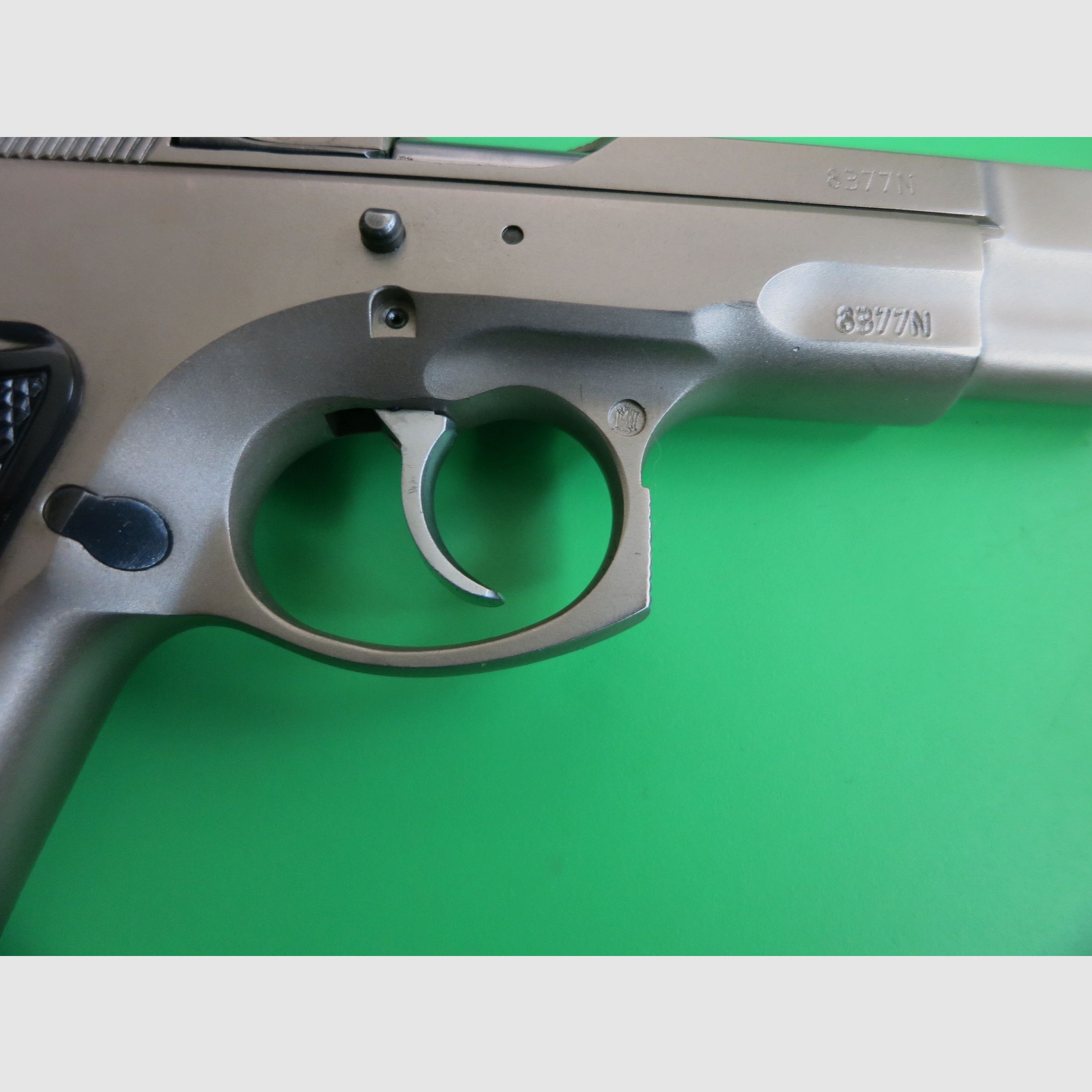 Brünner CZ75 B stainless or ČZ 75 (Česká zbrojovka), semi-automatic pistol, cal. 9×19 + Burris Fastfire #90