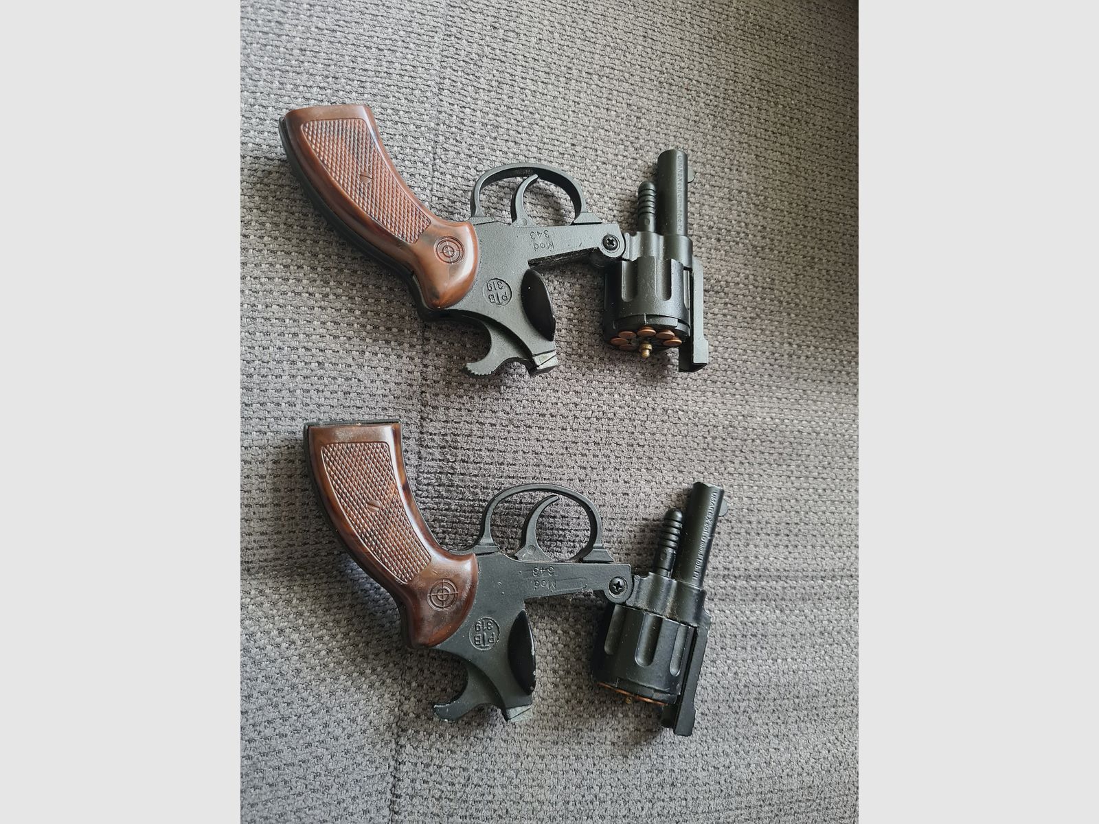 2 blank-firing guns