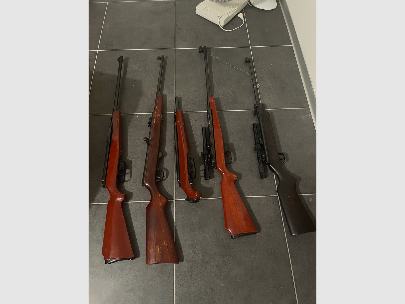 Fünf  Luftgewehre abzugeben. 1 Gewehr Suhl. 1 Gewehr Umarex. 3 Gewehre Lion Brand. Siehe Photo. 