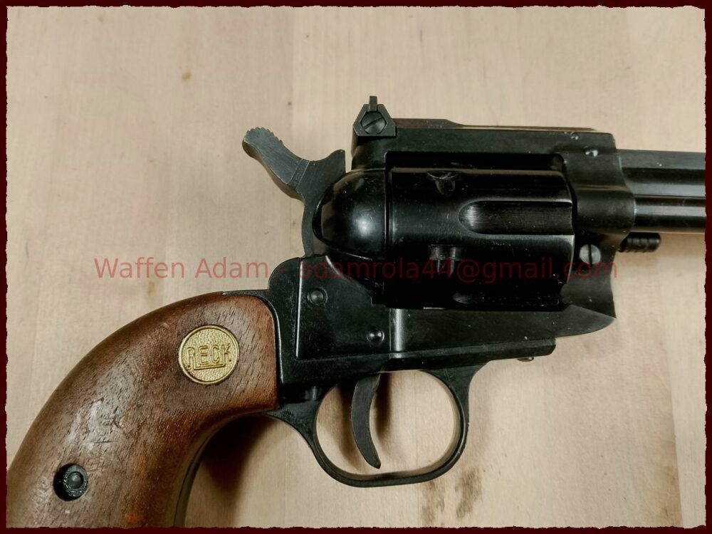 RECK F in het Pentagon SAA Revolver R14