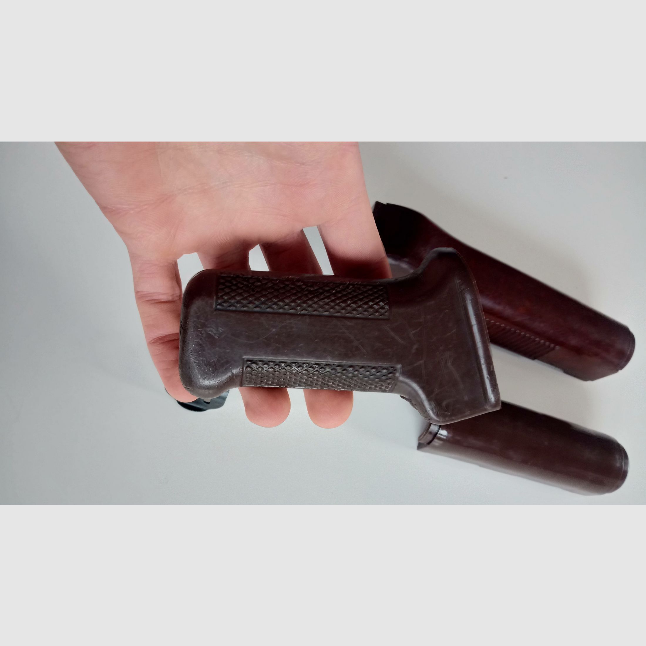 Protección de manos original de la DDR + empuñadura de pistola / Bakelita y plástico de la NVA // MPi-74 / MPi-K / AKM / AK