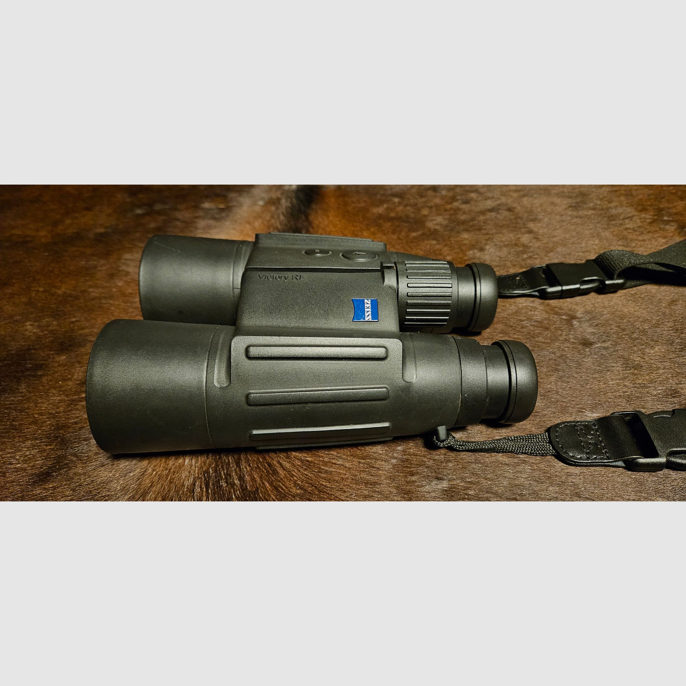 ZEISS Victory 10x56 T RF - Fernglas mit Entfernungsmesser - mit umfangreichem Zubehör