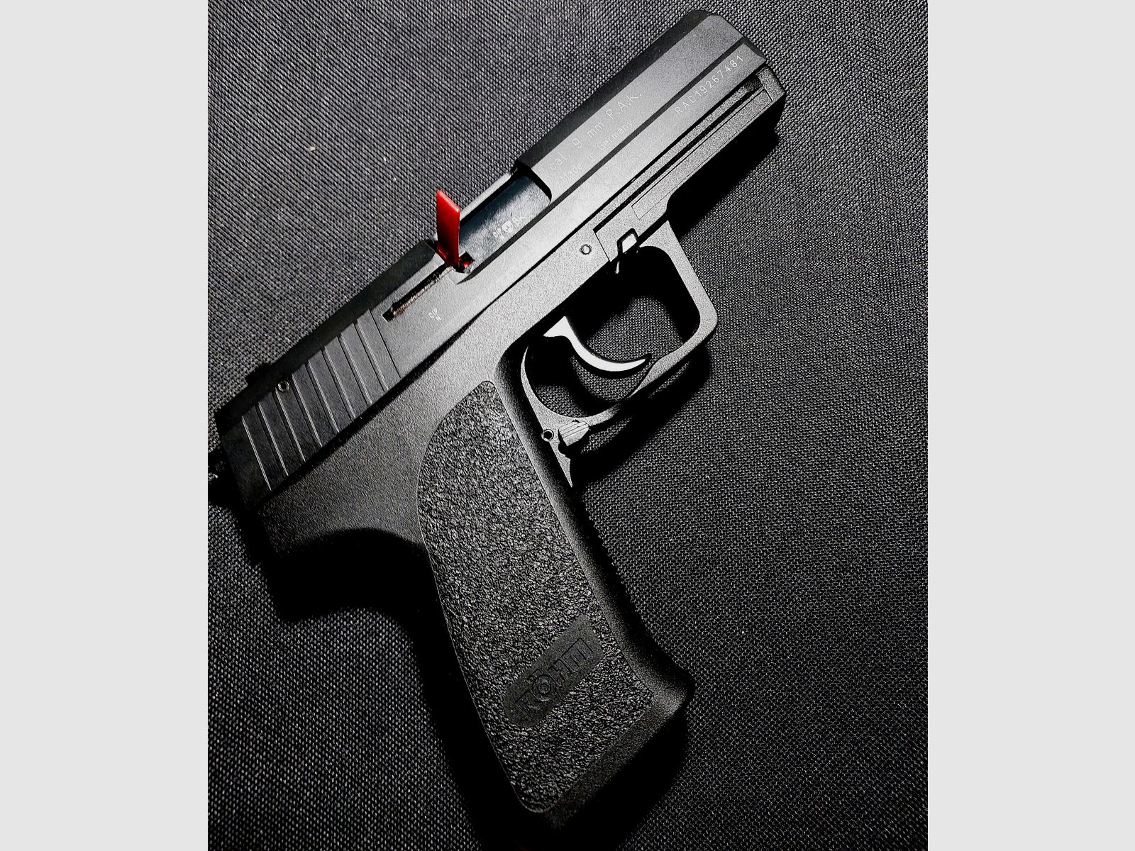 Pistolet alarmowy Röhm RG96, oksydowany (PTB 699) Zestaw RG 96 z tłumikiem, pomocą do ładowania i 2 magazynkami