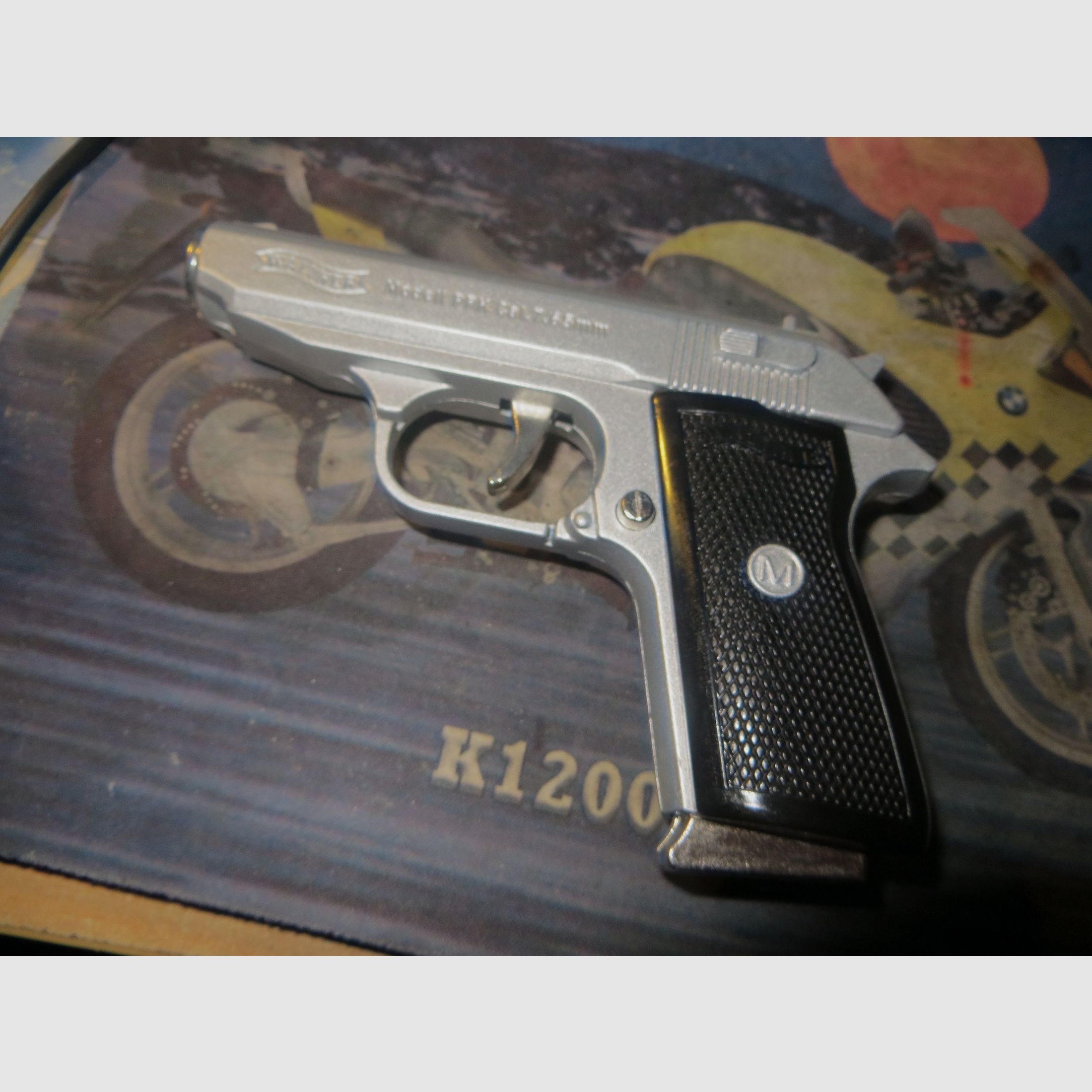 WALTHER PPK als Gasfeuerzeug (Maßstab 1:2)