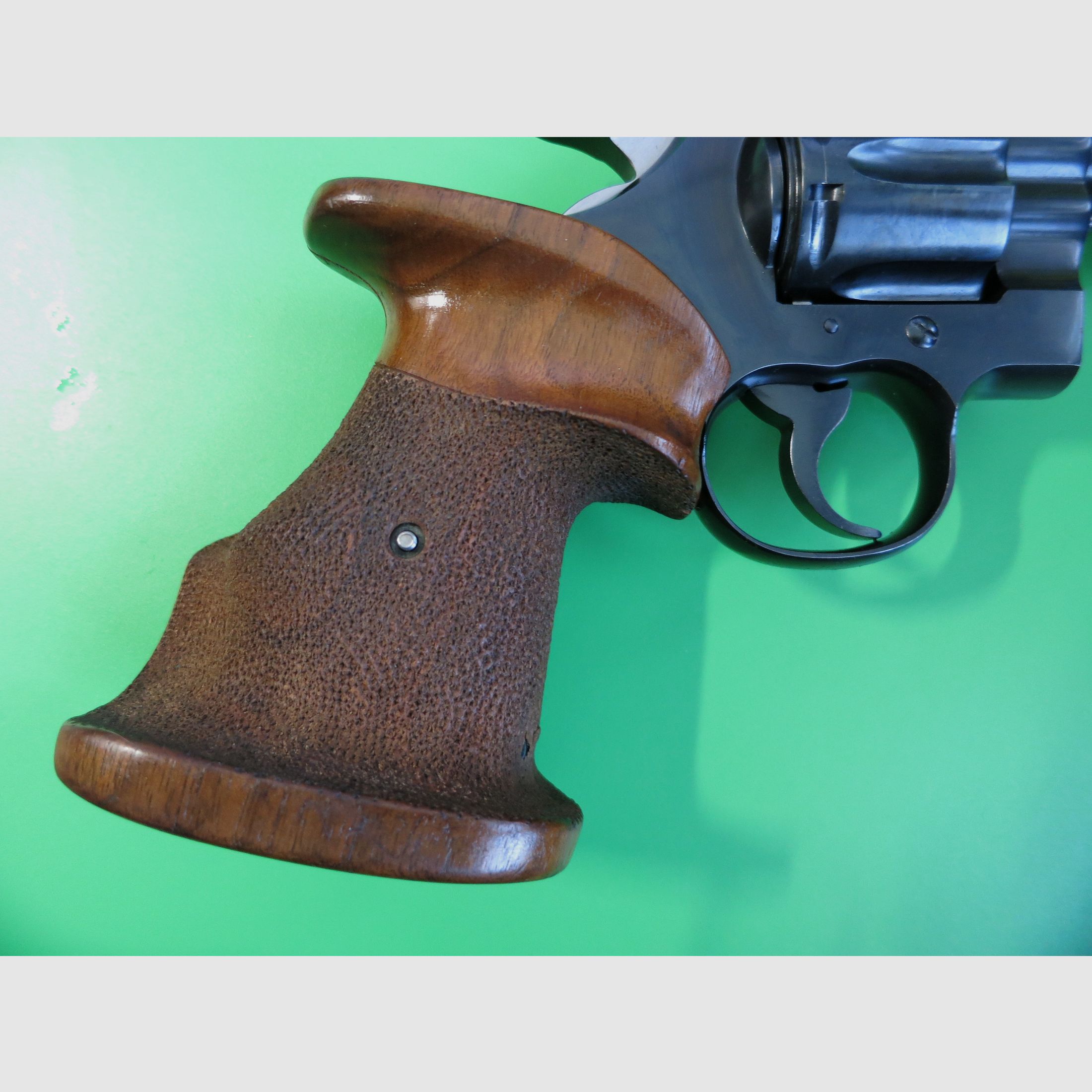 Revolver COLT Officer's Model Match, Vijfde uitgave van de serie in .22lr, Sportgreep #2