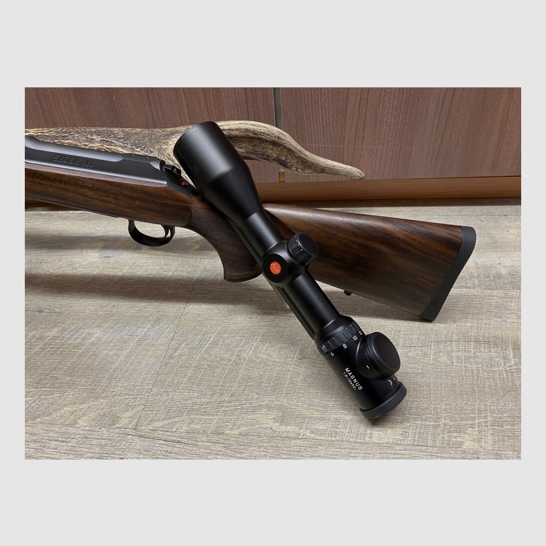 Sauer 101 Artemis, mit Leica Magnus 1,8-12x50 i