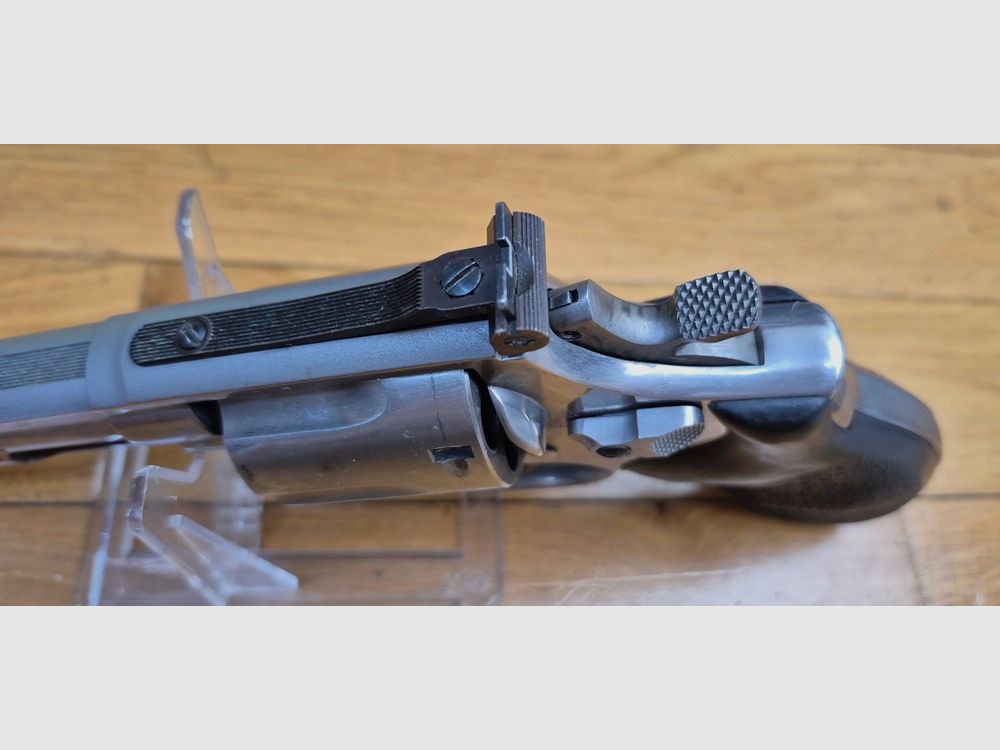 Sehr guter Revolver Smith & Wesson – Modell 686-4 – Kaliber 357Magnum / 38 Spezial – Sechs Schuss – 2 Paar Griffschalen – Sehr gute Mechanik – Lauf 5 Zoll Spiegel mit schönen Zügen – Gebrauchte Waffe in BE+, Bild 13 von 19