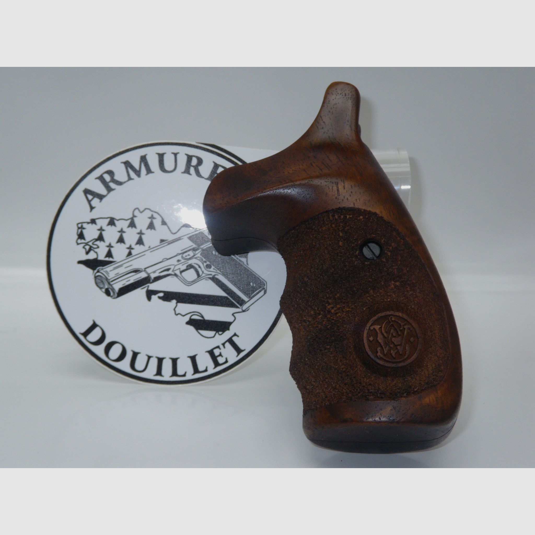 Impugnature in legno texturizzate + logo Smith & Wesson telaio N Round Butt, immagine 1 di 2