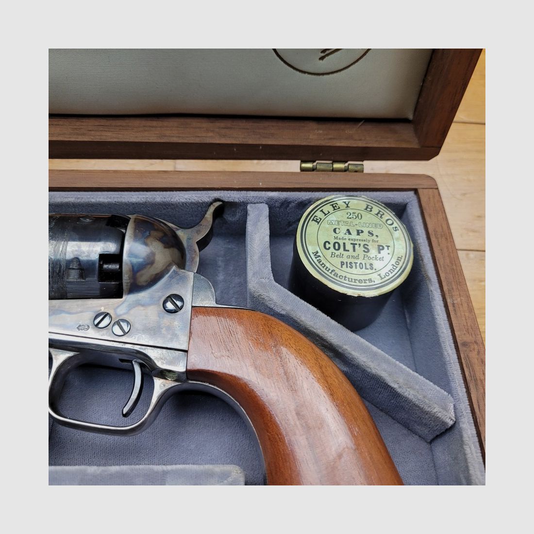 Revolver commemorativo Colt "Général Lee" – Fabbricazione Colt 2ª generazione precoce – Scatola di legno con tutti gli accessori completi – Meno di 4800 esemplari per entrambe le versioni – Marcature identiche a quelle originali – Meccanica, presentazione e finiture esemplari – TBE++, immagine 7 di 35