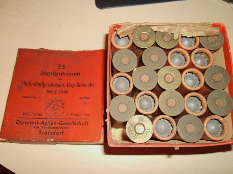 25 Jagdpatronen mit Flintenlaufgeschossen, orig. Brenneke, Modell 1948 rauchlos im Kaliber 12/65 von