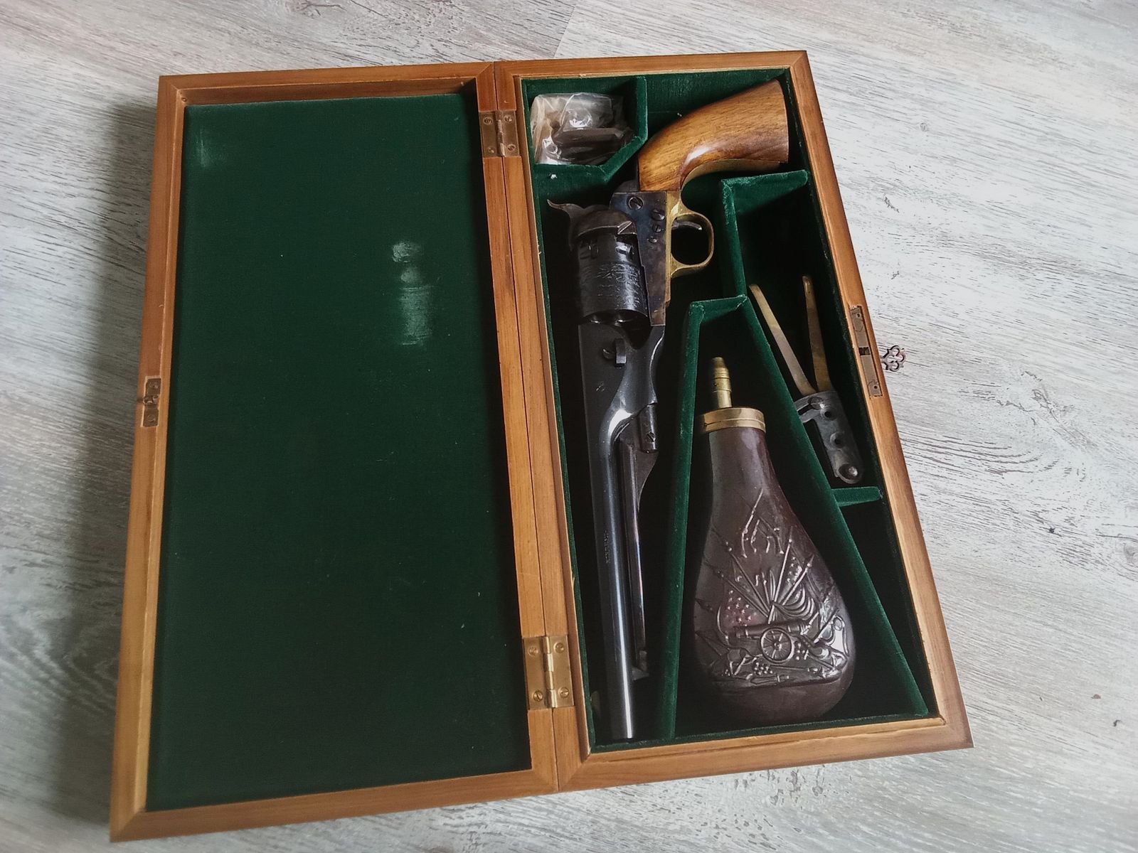 Revolver Colt Navy 1860 Kaliber 44 Schwarzpulver RIGARMI in seiner Box KATEGORIE D2 (freier Verkauf ab 18 Jahren)