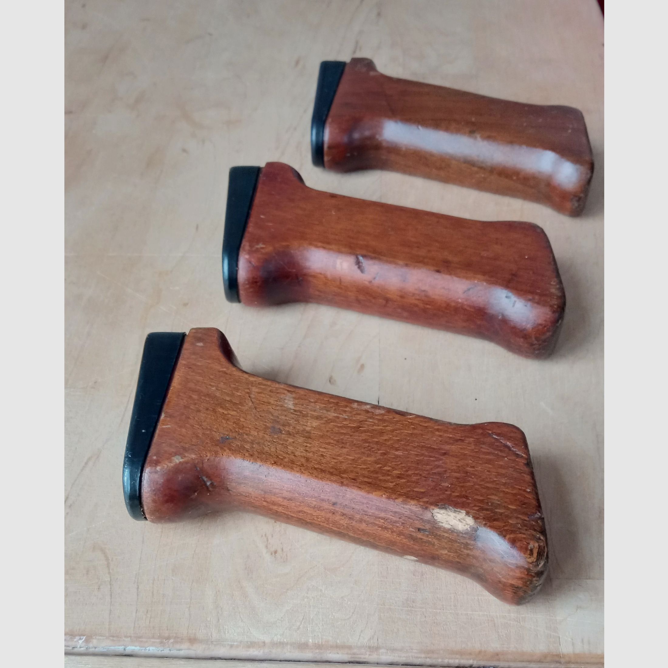 Original Ungarische AMD-63 Pistolengriffe aus Buchenholz inkl. Stahl Ferrule  // AMD 65 AK AKM Griff Buche Holz