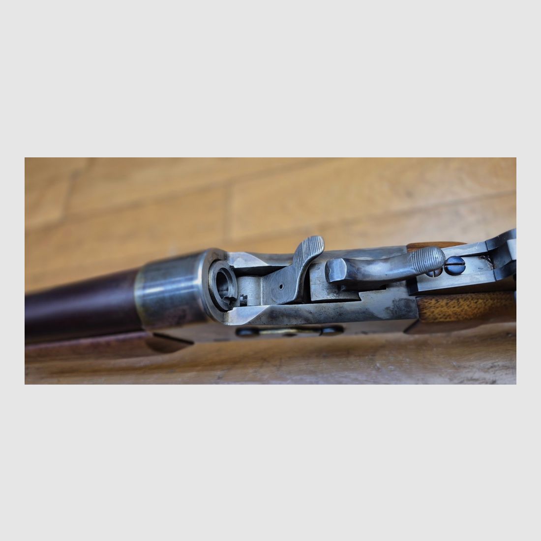 Très impressionnante carabine artisanale allemande custom type Remington Creedmoor Long Range / Sharps 1874 – Arme de compétition poudre noire longue distance en sur mesure – Cal .45-100 – Canon lourd type Lothar Walther de 85 cm – Système à bloc roulant acier – Bois en beau noyer et garnitures laiton – État de quasi neuf quasi absolu – Devenez le Mr Quigley l&rsquo;Australien de votre stand ! – État TBE+++, image 24 sur 36