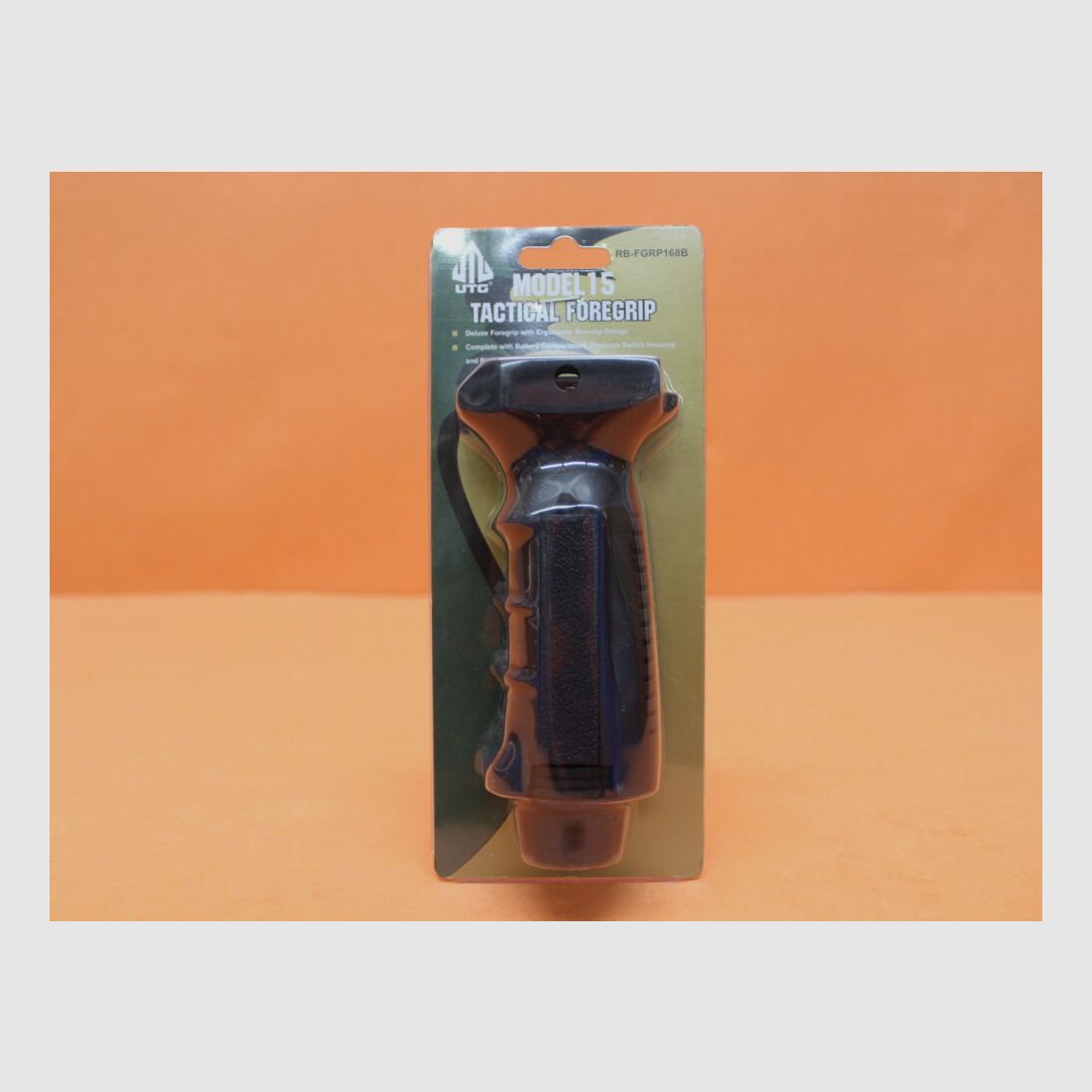 UTG - Leapers UTG Tactical Foregrip (RB-FGRP168B) Model 15 Vorderschaftgriff für Picatinnyprofil mit Batteriefach