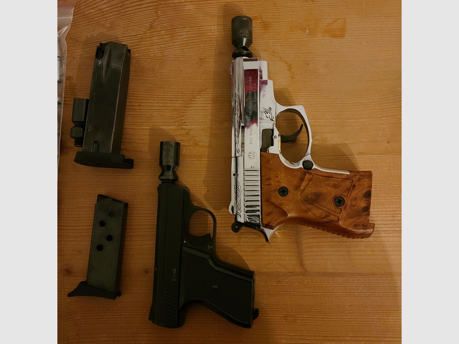 Pistole alarmowe 2 sztuki z nabojami blankowymi, również rewolwery