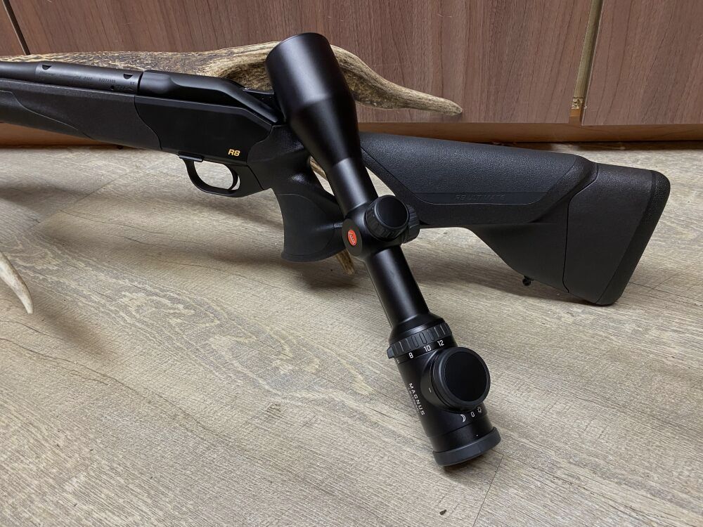 Blaser R8 Ultimate, mit Leica Magnus 1,8-12x50 i