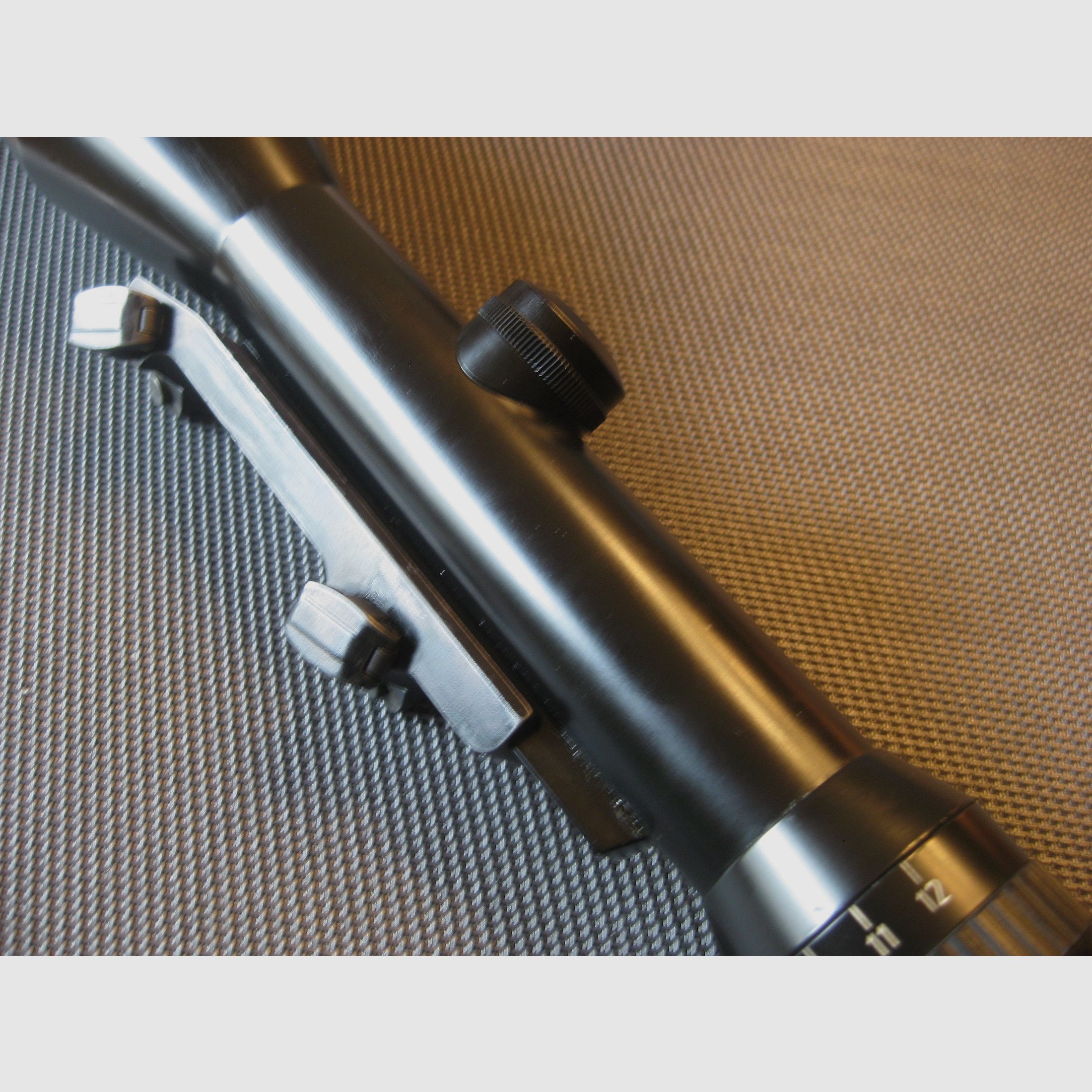 Gebrauchter KLASSIKER. Das Schmidt&Bender 3-12x50 mit Absehen-1 (ähnlich ZEISS-Diavari Absehen) inkl. älterer Blaser-Sattelmontage! Kein Swarovski-LEICA-Kahles-Nickel