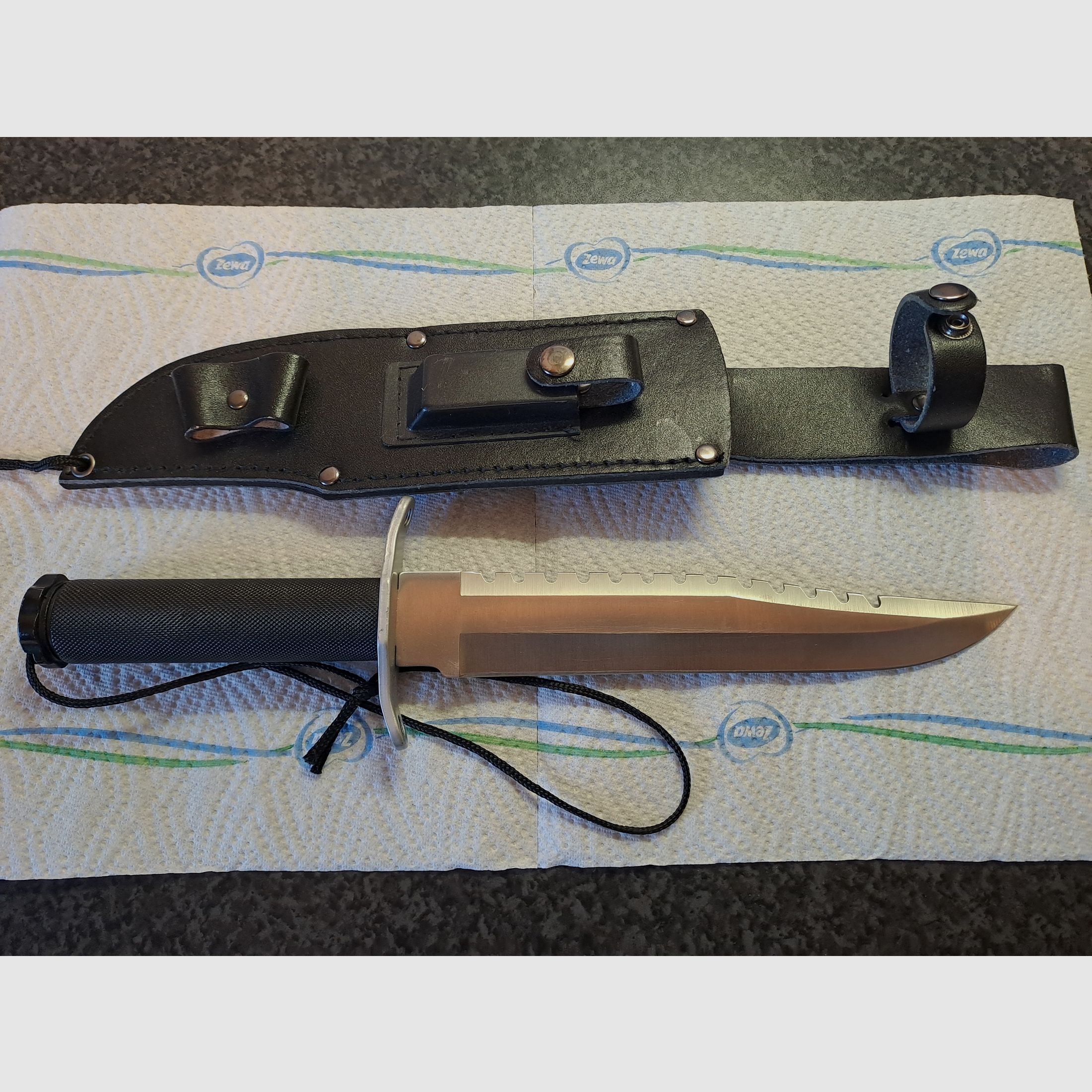 Kampfmesser mit Sägerücken