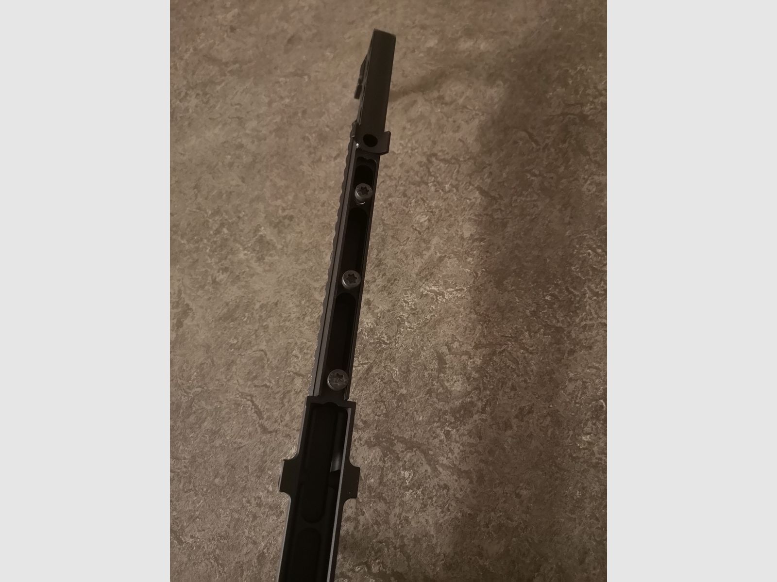 STEYR AUG A3 SA SWAT Gehäuseschiene Picatinnyschine 25 Slots Keymod und Ironsights Notvisierung