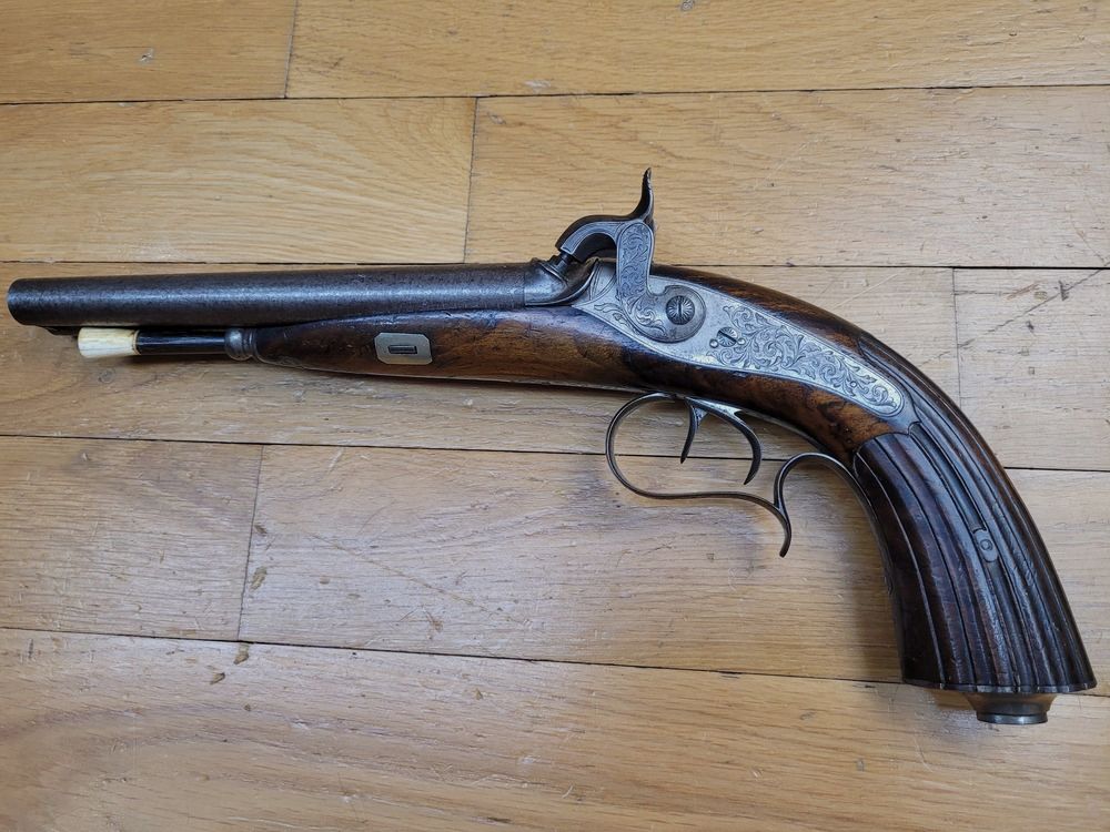 Wunderschöne Jagdpistole aus Damaststahl – Englischer Damasttyp mit sechs unüblichen Bändern – Kal. 28 – Lütticher Büchsenmacher um 1845 – Sehr schöner Renaissance-Schaft – Gravierte Pontcharra-Schlösser – Übereinanderliegende Läufe mit Haken – Ruten aus Walfischbein und Elfenbein – Ausgezeichneter Zustand!, Bild 2 von 25