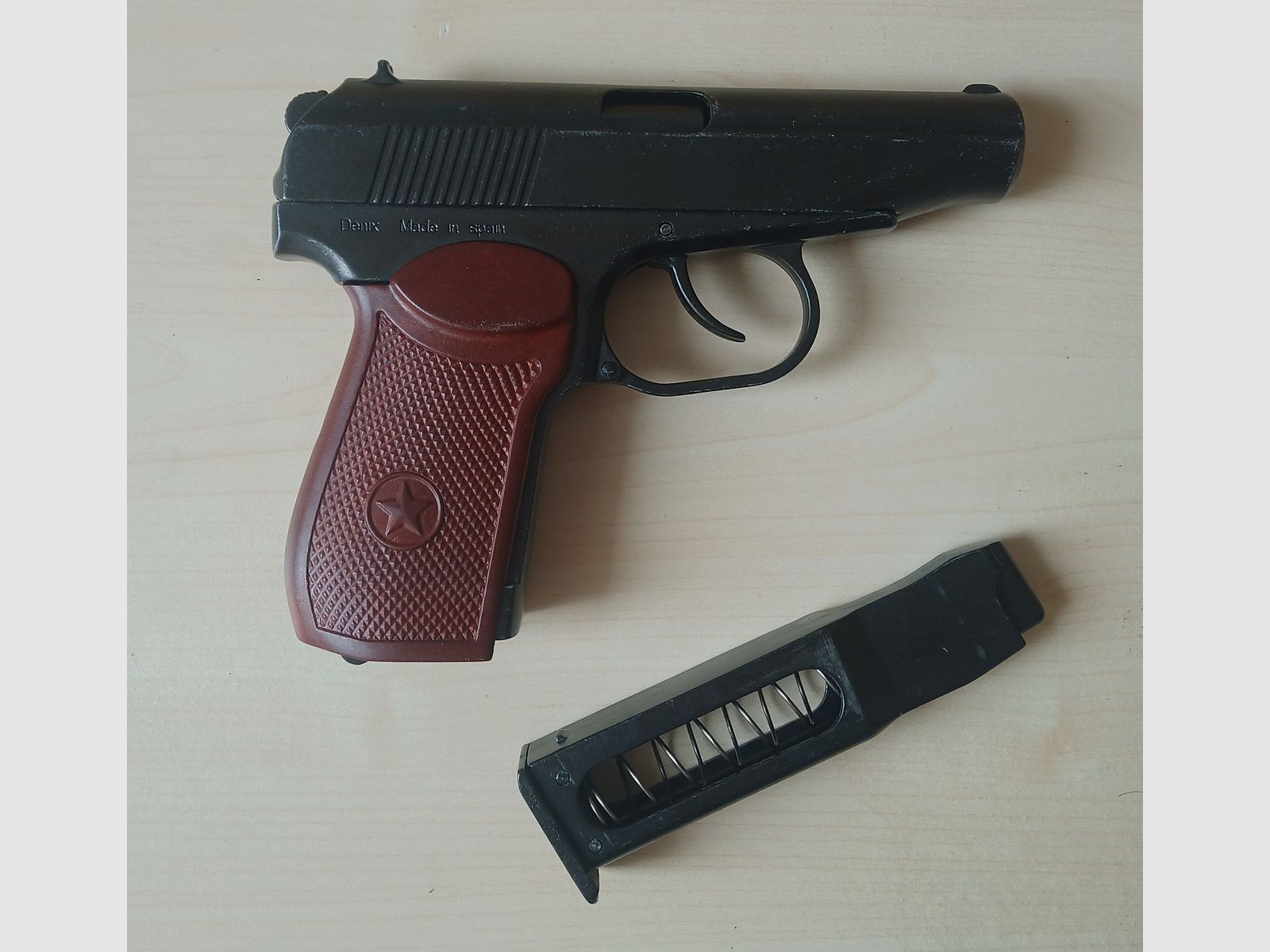 AK47 und Makarov von Denix Dekowaffen.