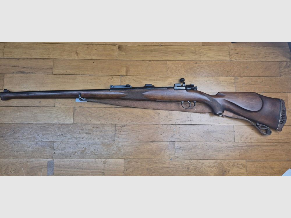 Jagdbüchse Mauser 98k sportlich umgebaut — Kal. .300 Win Mag — Deutsche Militäraktion von 1941 — Belgisches Handwerk von hoher Qualität — Pistolengriff, Wiener Backe und Monte-Carlo-Schaft — In 4+1 Schuss — Sehr schönes Holz und 99% Brünierung — Mechanik gut flüssig und gleichzeitig fest — Spiegel-Lauf — 100% Stahl Montage für Zielfernrohr — Schöne Waffe — TBE/TBE+, Bild 2 von 34