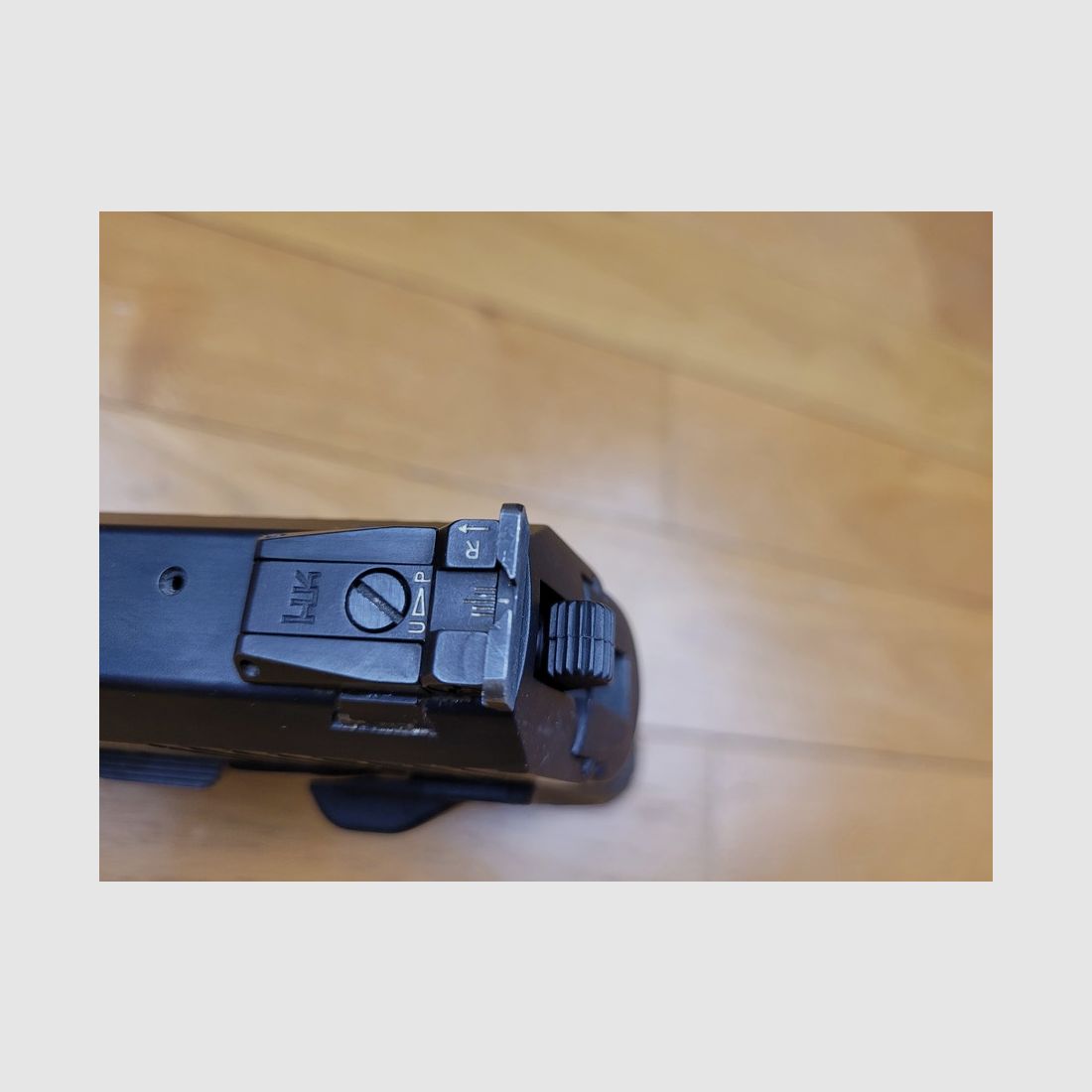 Schöner HK USP SD 45 Tactical Pistol – HK Deutschland Konstruktion – mechanischer und ästhetischer Zustand perfekt – gleicher Gewinde wie der Mk23 – langes Magazin 14 Schuss – Einzel- und Doppelaktion – spezieller HK Schiene – Sehr schöne Waffe, Bild 11 von 16