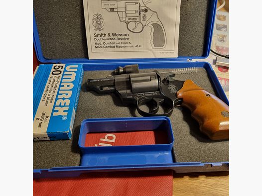 Smith & Wesson, Mod. Combat, 9mm, PTB 607 altes Modell, Holzgriffschalen, brüniert, zzgl. 50 Schuss